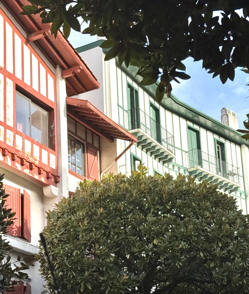 "Les Corsaires Basques" A Vendre Saint-Jean-de-Luz centre, plages &agrave; pied, tr&egrave;s bel emplacement ultra central, appartement 3 ch. / 2 bains 100m2 env. avec balcons&hellip; Rare, excellent rapport qualit&eacute; / prix&hellip; 660.000 &euro;
