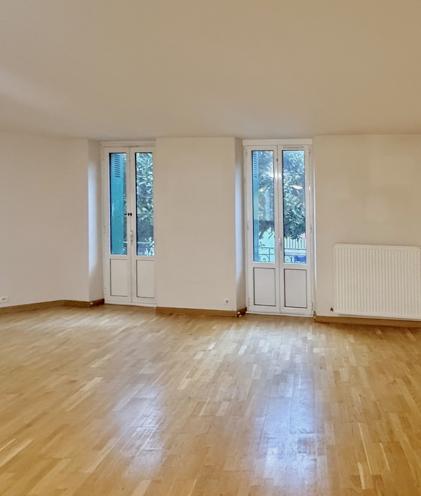 "Les Corsaires Basques" A Vendre Saint-Jean-de-Luz centre, plages &agrave; pied, tr&egrave;s bel emplacement ultra central, appartement 3 ch. / 2 bains 100m2 env. avec balcons&hellip; Rare, excellent rapport qualit&eacute; / prix&hellip; 660.000 &euro;