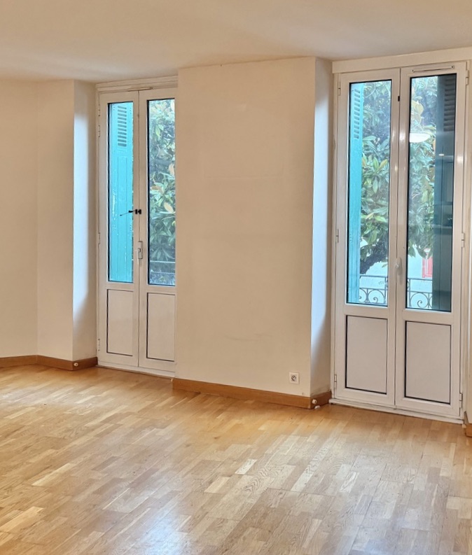 "Les Corsaires Basques" A Vendre Saint-Jean-de-Luz centre, plages &agrave; pied, tr&egrave;s bel emplacement ultra central, appartement 3 ch. / 2 bains 100m2 env. avec balcons&hellip; Rare, excellent rapport qualit&eacute; / prix&hellip; 660.000 &euro;