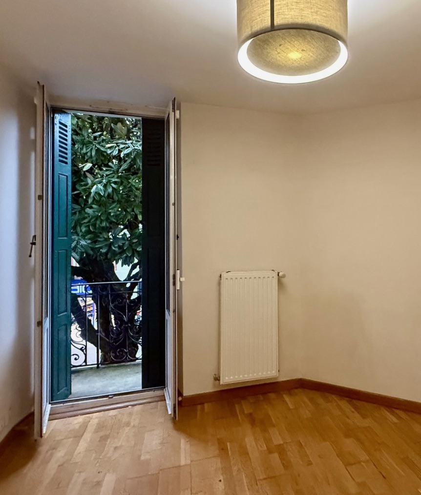"Les Corsaires Basques" A Vendre Saint-Jean-de-Luz centre, plages &agrave; pied, tr&egrave;s bel emplacement ultra central, appartement 3 ch. / 2 bains 100m2 env. avec balcons&hellip; Rare, excellent rapport qualit&eacute; / prix&hellip; 660.000 &euro;