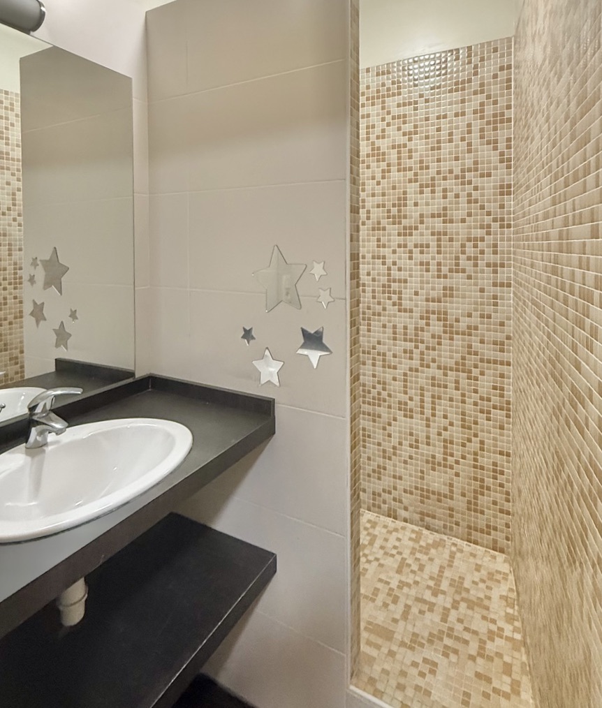 "Les Corsaires Basques" A Vendre Saint-Jean-de-Luz centre, plages &agrave; pied, tr&egrave;s bel emplacement ultra central, appartement 3 ch. / 2 bains 100m2 env. avec balcons&hellip; Rare, excellent rapport qualit&eacute; / prix&hellip; 660.000 &euro;