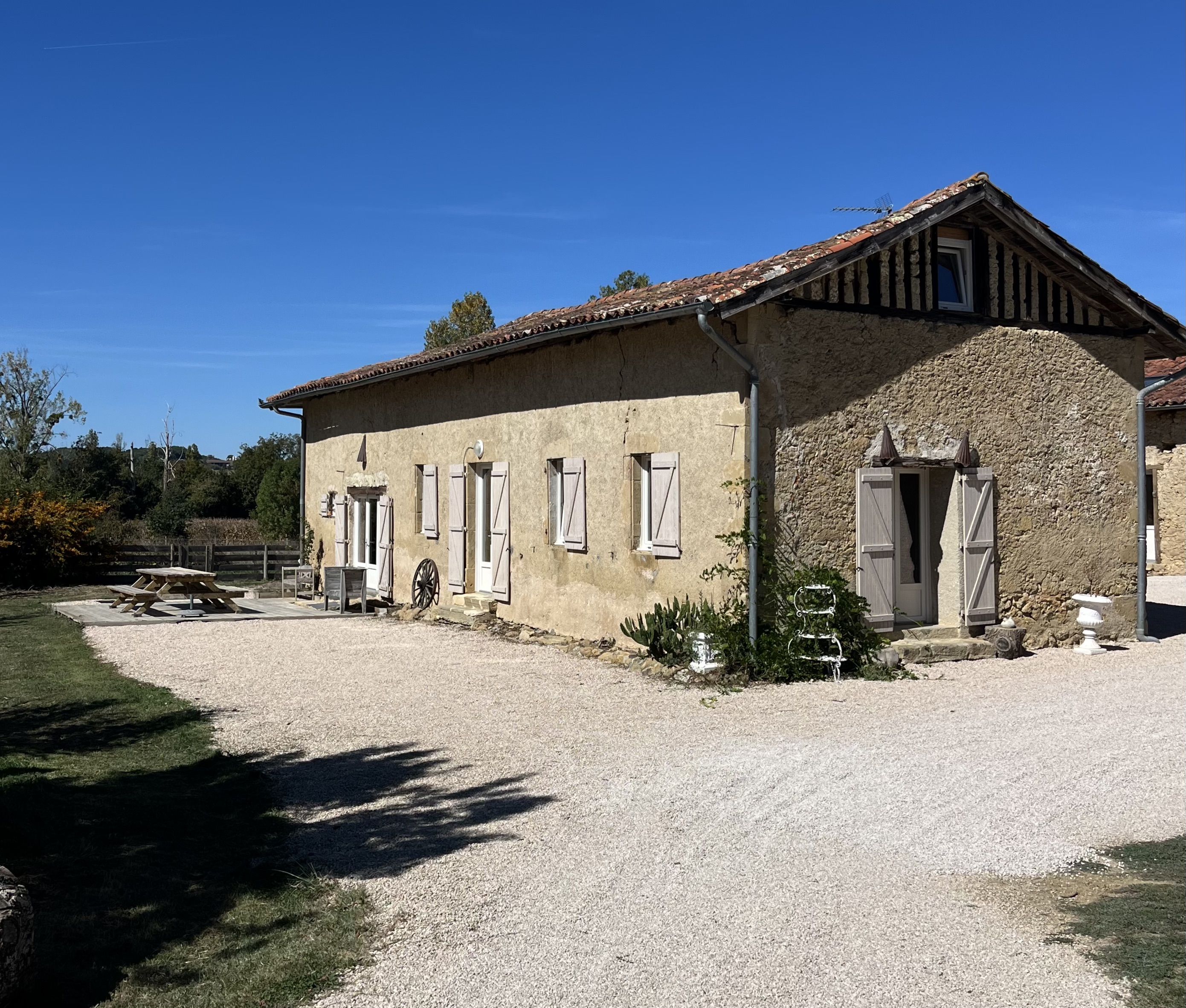 "Meadow Vista" For Sale Between Toulouse &amp; Tarbes, near the charming town of Boulogne sur Gesse, authentic u-shaped farmhouse dating back to the 1700s, recently renovated with care. Unique!... &pound; 590,000