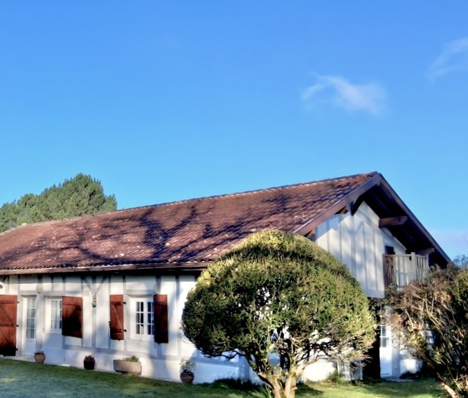 &ldquo;Airial Yachats&rdquo; A Vendre&nbsp; au c&oelig;ur de Seignosse Bourg, &agrave; 5mn des plages et golfs d&rsquo;Hossegor &amp; Seignosse ; authentique airial landais compos&eacute; de trois corps de b&acirc;timent, sur superbe parc arbor&eacute; de 3000 m2 avec piscine &hellip; 1.200.000 &euro;