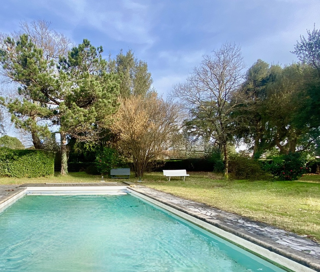 &ldquo;Airial Yachats&rdquo; A Vendre&nbsp; au c&oelig;ur de Seignosse Bourg, &agrave; 5mn des plages et golfs d&rsquo;Hossegor &amp; Seignosse ; authentique airial landais compos&eacute; de trois corps de b&acirc;timent, sur superbe parc arbor&eacute; de 3000 m2 avec piscine &hellip; 1.200.000 &euro;