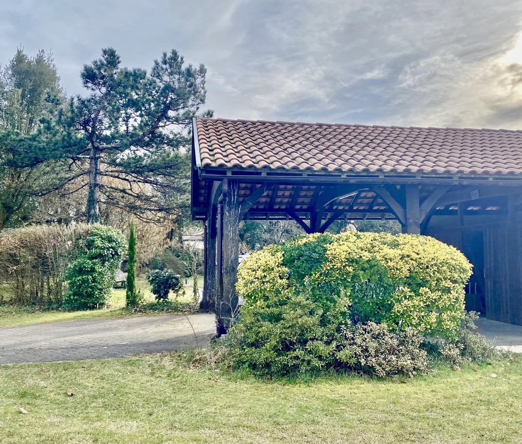 &ldquo;Airial Yachats&rdquo; A Vendre&nbsp; au c&oelig;ur de Seignosse Bourg, &agrave; 5mn des plages et golfs d&rsquo;Hossegor &amp; Seignosse ; authentique airial landais compos&eacute; de trois corps de b&acirc;timent, sur superbe parc arbor&eacute; de 3000 m2 avec piscine &hellip; 1.200.000 &euro;