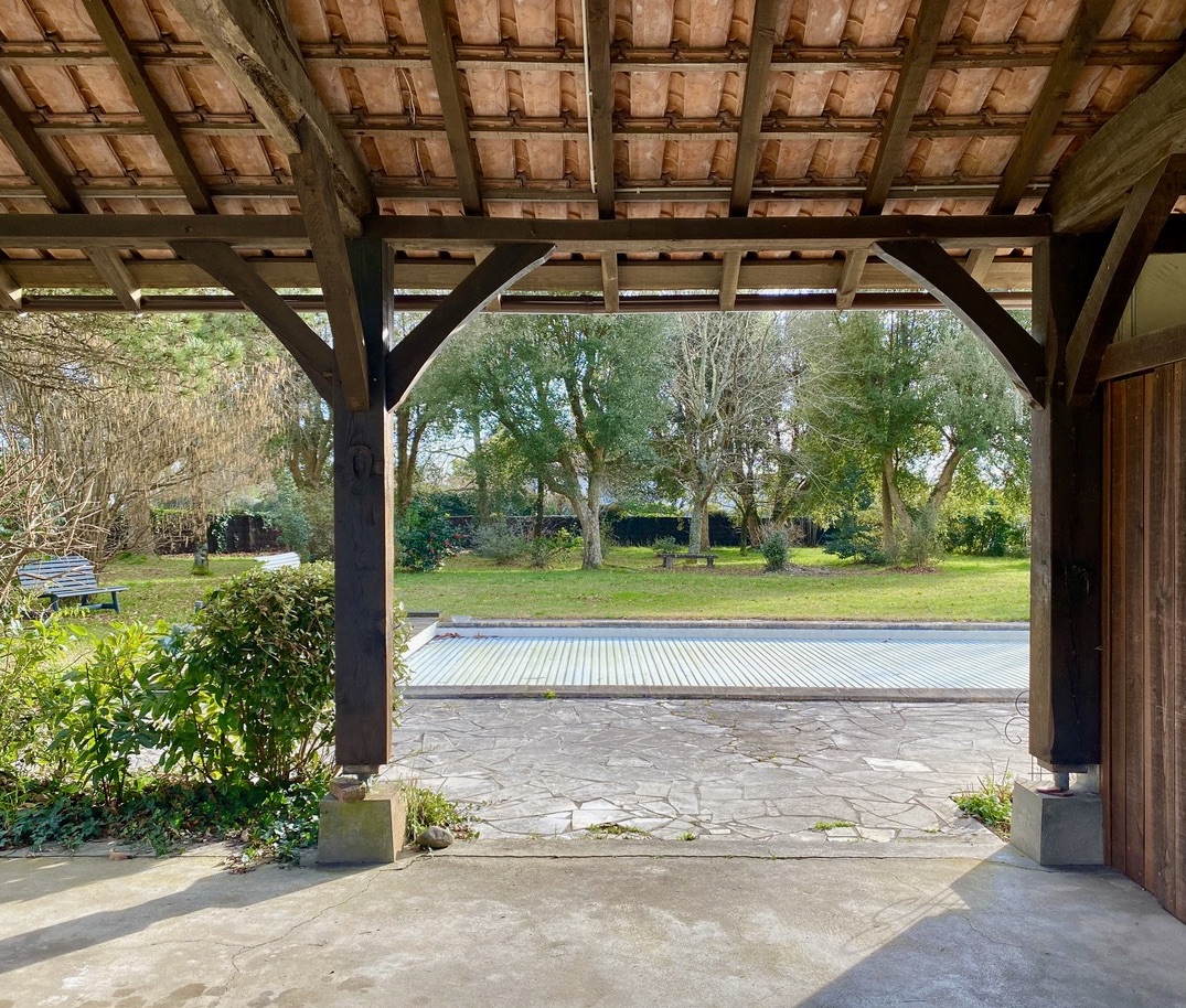 &ldquo;Airial Yachats&rdquo; A Vendre&nbsp; au c&oelig;ur de Seignosse Bourg, &agrave; 5mn des plages et golfs d&rsquo;Hossegor &amp; Seignosse ; authentique airial landais compos&eacute; de trois corps de b&acirc;timent, sur superbe parc arbor&eacute; de 3000 m2 avec piscine &hellip; 1.200.000 &euro;