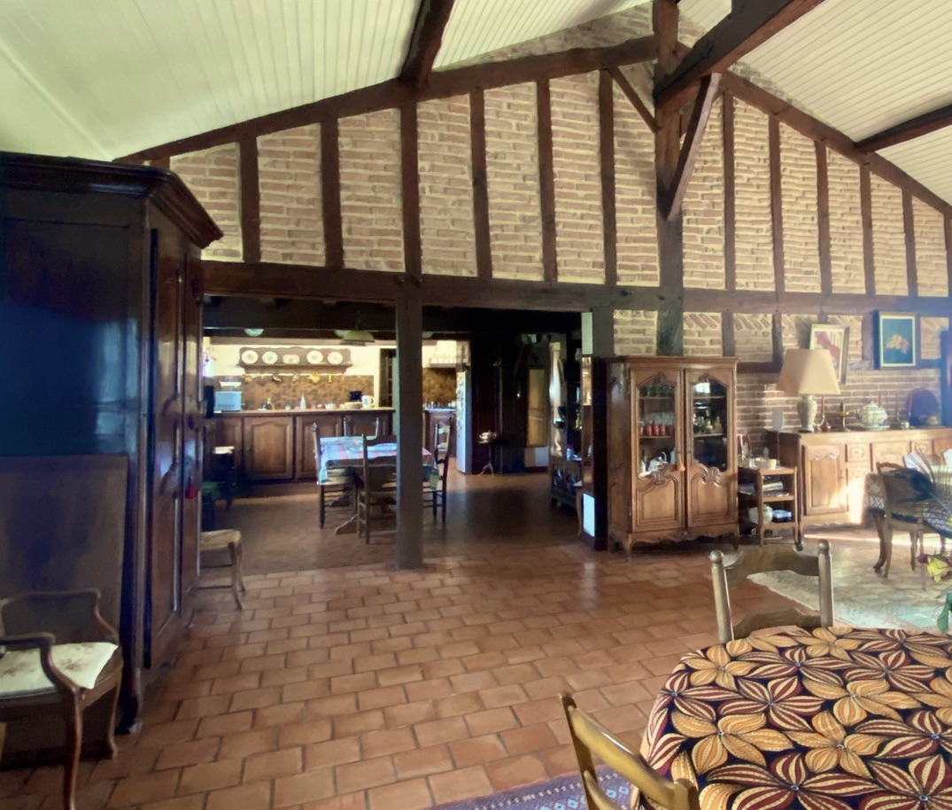 &ldquo;Airial Yachats&rdquo; A Vendre&nbsp; au c&oelig;ur de Seignosse Bourg, &agrave; 5mn des plages et golfs d&rsquo;Hossegor &amp; Seignosse ; authentique airial landais compos&eacute; de trois corps de b&acirc;timent, sur superbe parc arbor&eacute; de 3000 m2 avec piscine &hellip; 1.200.000 &euro;