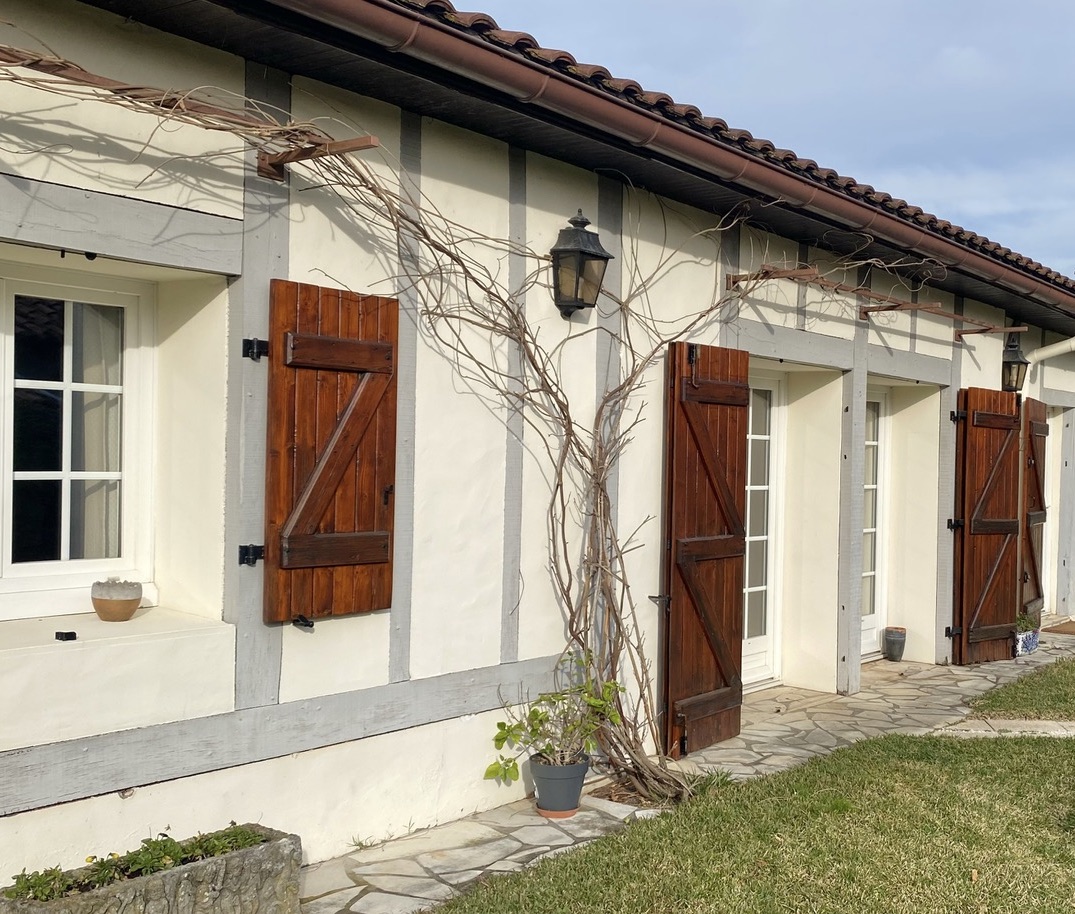 &ldquo;Airial Yachats&rdquo; A Vendre&nbsp; au c&oelig;ur de Seignosse Bourg, &agrave; 5mn des plages et golfs d&rsquo;Hossegor &amp; Seignosse ; authentique airial landais compos&eacute; de trois corps de b&acirc;timent, sur superbe parc arbor&eacute; de 3000 m2 avec piscine &hellip; 1.200.000 &euro;