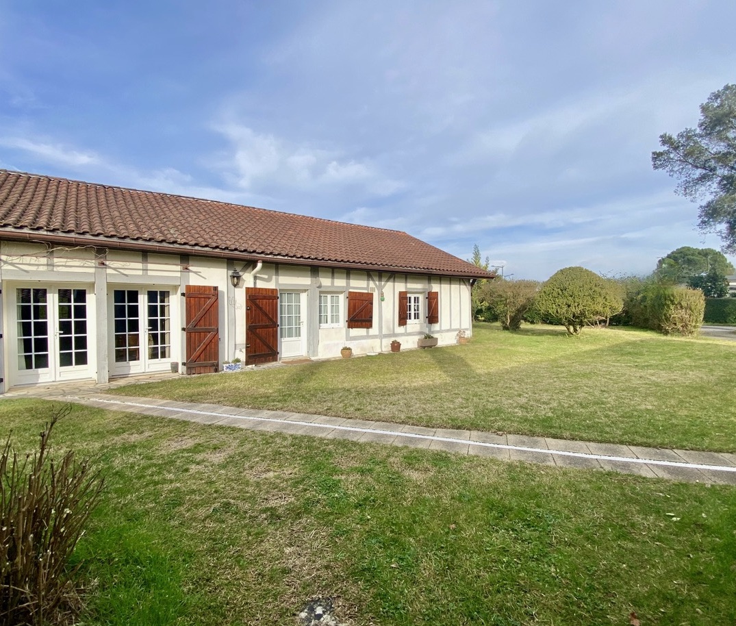 &ldquo;Airial Yachats&rdquo; A Vendre&nbsp; au c&oelig;ur de Seignosse Bourg, &agrave; 5mn des plages et golfs d&rsquo;Hossegor &amp; Seignosse ; authentique airial landais compos&eacute; de trois corps de b&acirc;timent, sur superbe parc arbor&eacute; de 3000 m2 avec piscine &hellip; 1.200.000 &euro;