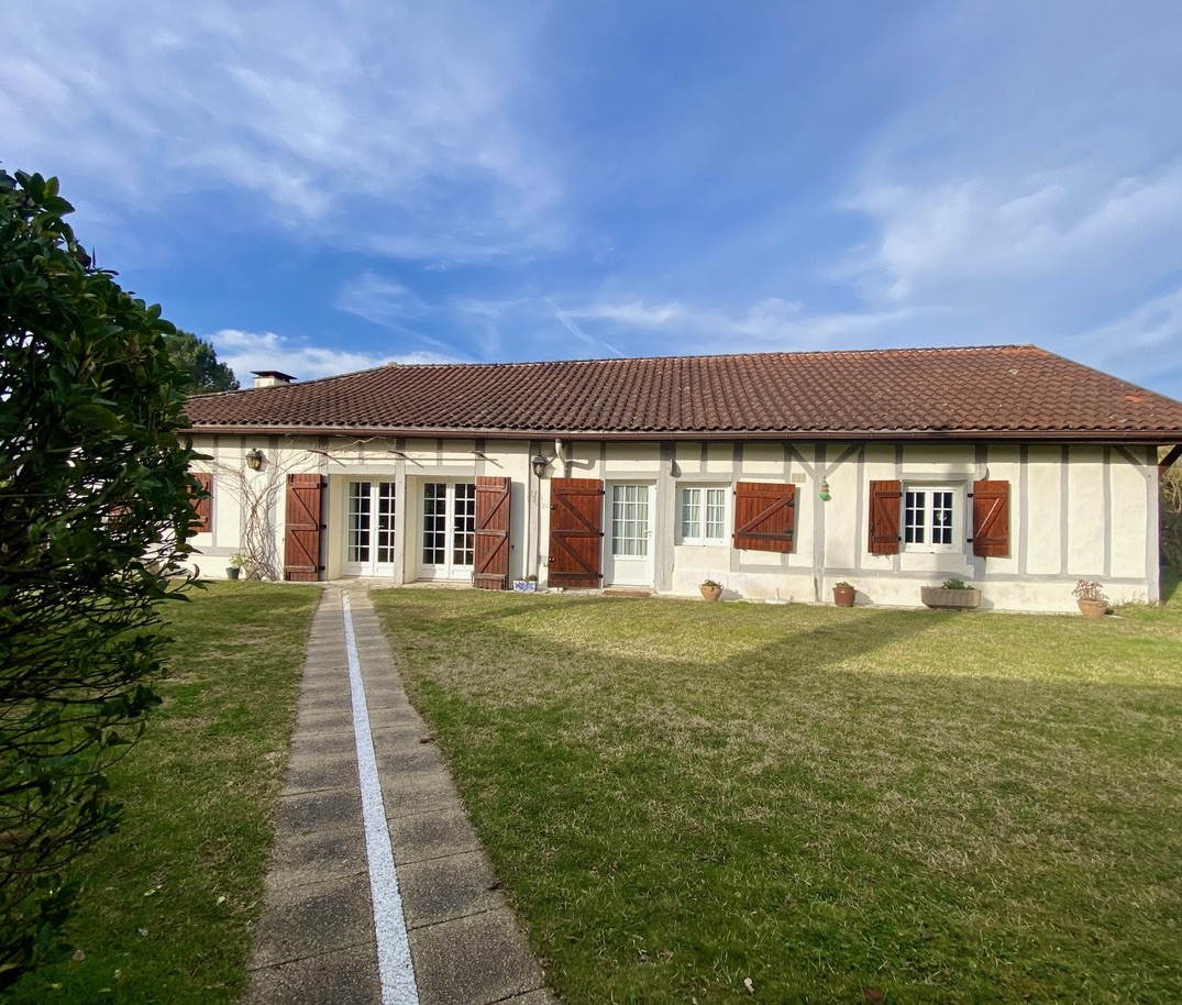 &ldquo;Airial Yachats&rdquo; A Vendre&nbsp; au c&oelig;ur de Seignosse Bourg, &agrave; 5mn des plages et golfs d&rsquo;Hossegor &amp; Seignosse ; authentique airial landais compos&eacute; de trois corps de b&acirc;timent, sur superbe parc arbor&eacute; de 3000 m2 avec piscine &hellip; 1.200.000 &euro;