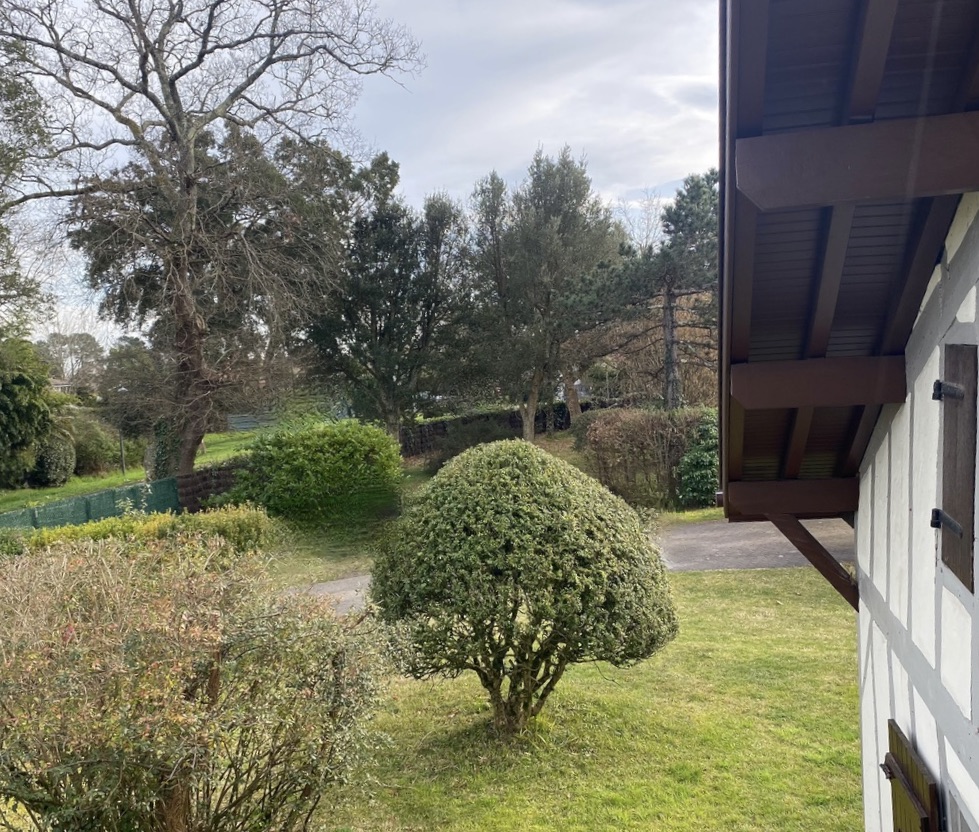 &ldquo;Airial Yachats&rdquo; A Vendre&nbsp; au c&oelig;ur de Seignosse Bourg, &agrave; 5mn des plages et golfs d&rsquo;Hossegor &amp; Seignosse ; authentique airial landais compos&eacute; de trois corps de b&acirc;timent, sur superbe parc arbor&eacute; de 3000 m2 avec piscine &hellip; 1.200.000 &euro;