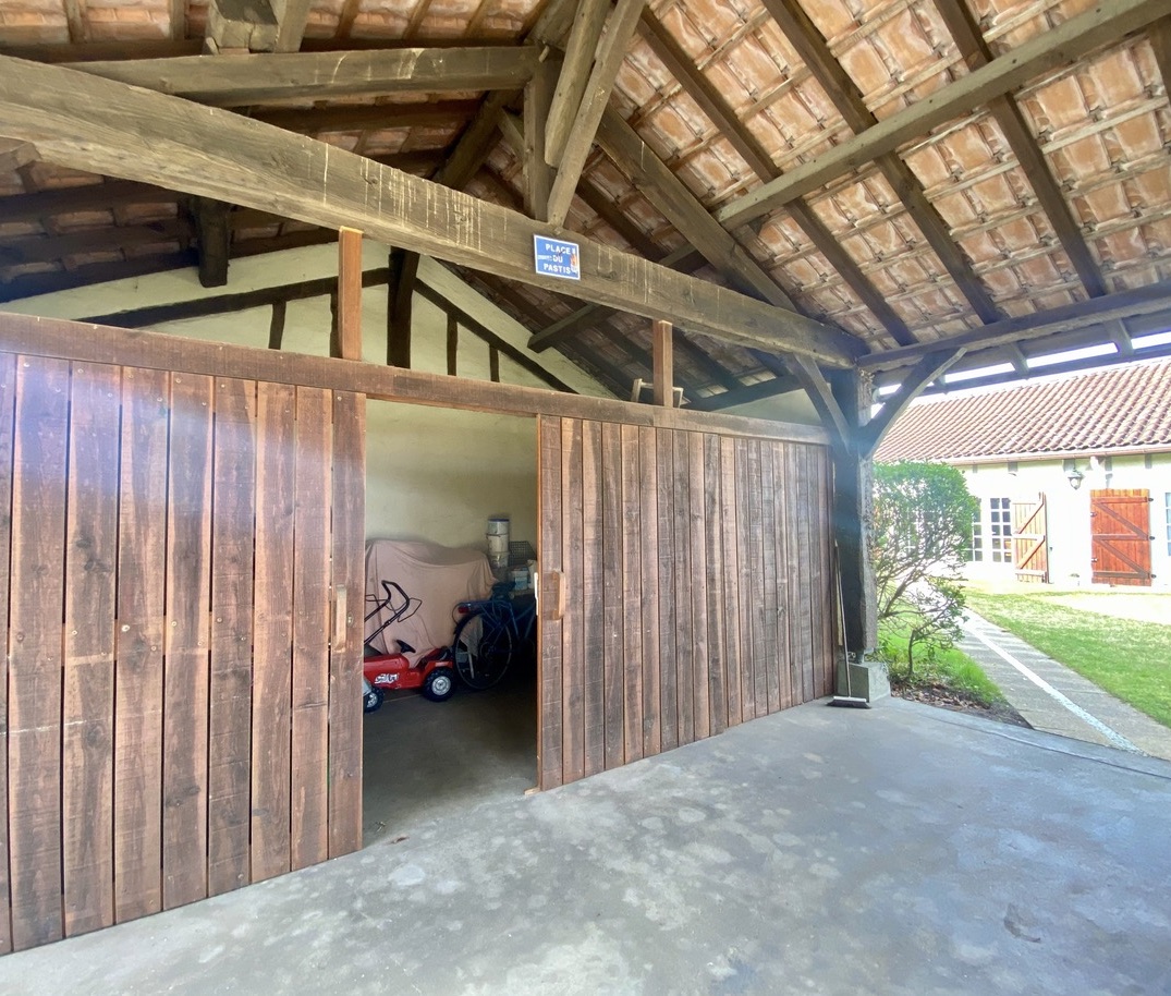 &ldquo;Airial Yachats&rdquo; A Vendre&nbsp; au c&oelig;ur de Seignosse Bourg, &agrave; 5mn des plages et golfs d&rsquo;Hossegor &amp; Seignosse ; authentique airial landais compos&eacute; de trois corps de b&acirc;timent, sur superbe parc arbor&eacute; de 3000 m2 avec piscine &hellip; 1.200.000 &euro;