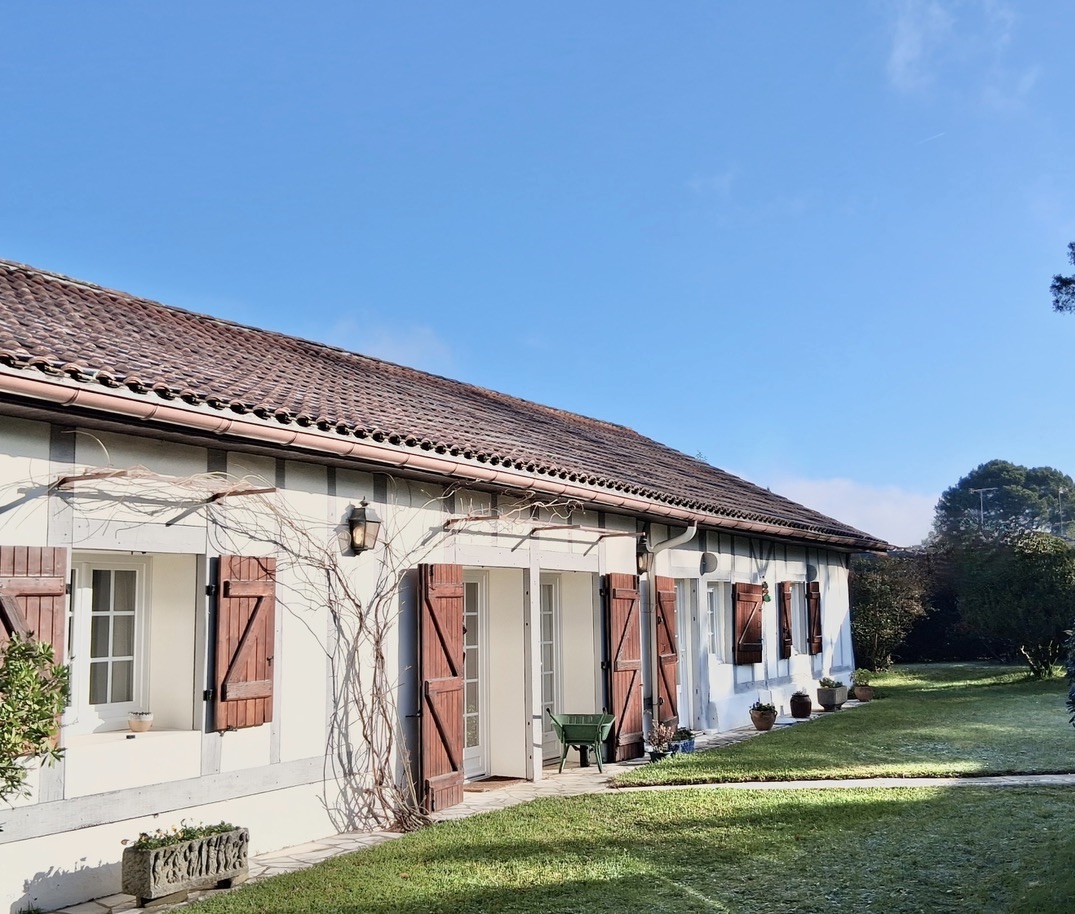 &ldquo;Airial Yachats&rdquo; A Vendre&nbsp; au c&oelig;ur de Seignosse Bourg, &agrave; 5mn des plages et golfs d&rsquo;Hossegor &amp; Seignosse ; authentique airial landais compos&eacute; de trois corps de b&acirc;timent, sur superbe parc arbor&eacute; de 3000 m2 avec piscine &hellip; 1.200.000 &euro;