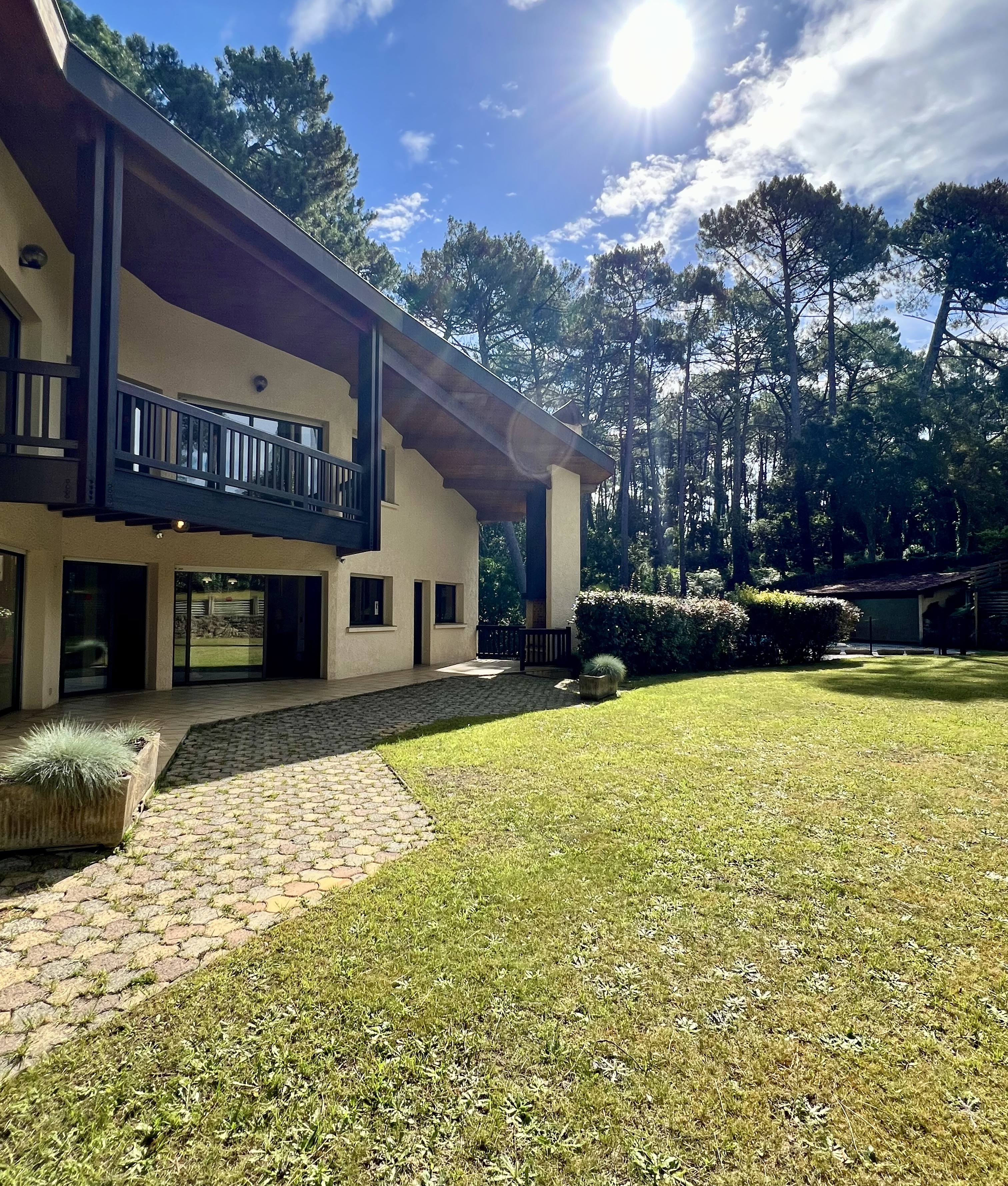 &ldquo;El Camino del Mar Beach House&rdquo; A Vendre, Seignosse Oc&eacute;an, plage &agrave; pied, au calme sans vis-&agrave;-vis, villa de 200 m2 env.., &nbsp;4 ch. + / 2 bains, &nbsp;mezzanine, piscine, sur 1500 m2. Unique &agrave; la mer&hellip; 1.470.000&euro;