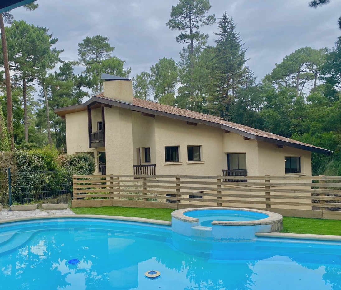 &ldquo;El Camino del Mar Beach House&rdquo; A Vendre, Seignosse Oc&eacute;an, plage &agrave; pied, au calme sans vis-&agrave;-vis, villa de 200 m2 env.., &nbsp;4 ch. + / 2 bains, &nbsp;mezzanine, piscine, sur 1500 m2. Unique &agrave; la mer&hellip; 1.470.000&euro;