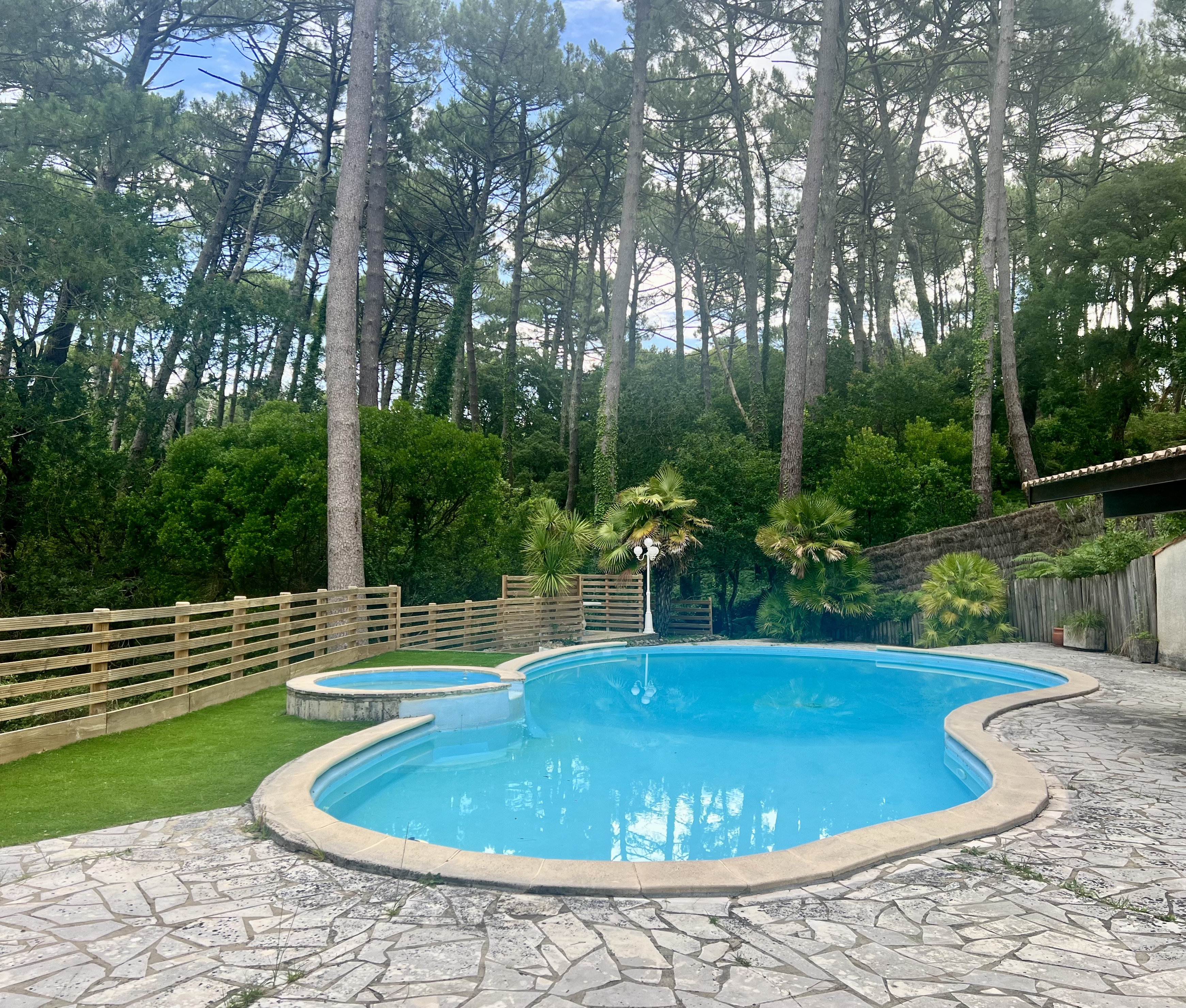 &ldquo;El Camino del Mar Beach House&rdquo; A Vendre, Seignosse Oc&eacute;an, plage &agrave; pied, au calme sans vis-&agrave;-vis, villa de 200 m2 env.., &nbsp;4 ch. + / 2 bains, &nbsp;mezzanine, piscine, sur 1500 m2. Unique &agrave; la mer&hellip; 1.470.000&euro;