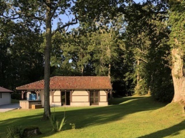 VENDUE PAR NOTRE &Eacute;QUIPE - "Airial Azalea" Mandat Exclusif, superbe site naturel 10mn plages, proche lac &amp; golf, calme absolu sans vis-&agrave;-vis ; propri&eacute;t&eacute; landaise typique et historique sur 2,5 ha d&rsquo;airial &amp; parc bois&eacute;...&nbsp;