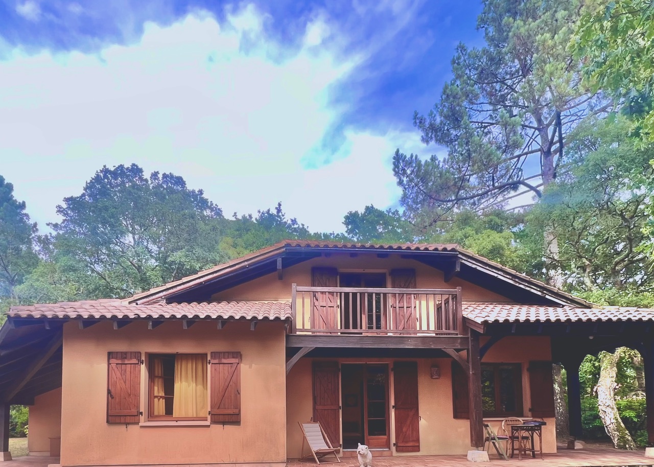 "Rancho Solano Golf Beach House" A Vendre Mandat Exclusif Golf de Pinsolle / Soustons Plage, 10km Hossegor, villa 3 ch. &amp; mezzanine / 2 bains sur 1500 m2 de terrain piscinable avec acc&egrave;s direct au fairway, et plage &agrave; pied par le golf ; grand calme, opportunit&eacute; rare!... 850.000&euro;