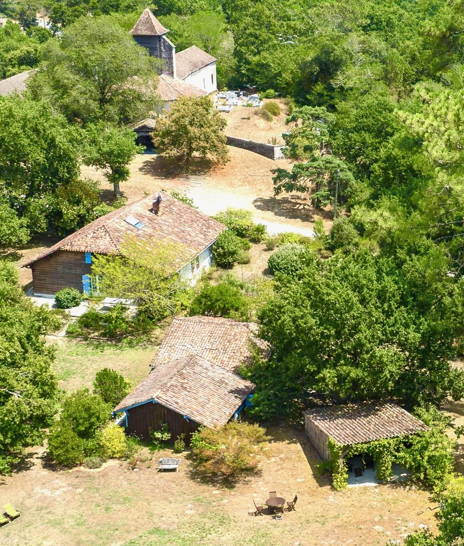 "Airial San Miguel" A Vendre Saint Michel Escalus - 12km plages &amp; 15km golf, superbe&nbsp; corps de ferme / propri&eacute;t&eacute;&nbsp; landaise de caract&egrave;re 11 pieces sur 8500 m2 de parc, comprenant ferme traditionnelle, bergerie, atelier d'artiste &amp; garage pour 3 voitures.&nbsp; Id&eacute;al pour activit&eacute; touristique d'h&eacute;bergement. Calme &amp; s&eacute;r&eacute;nit&eacute;... 884.000 &euro;.