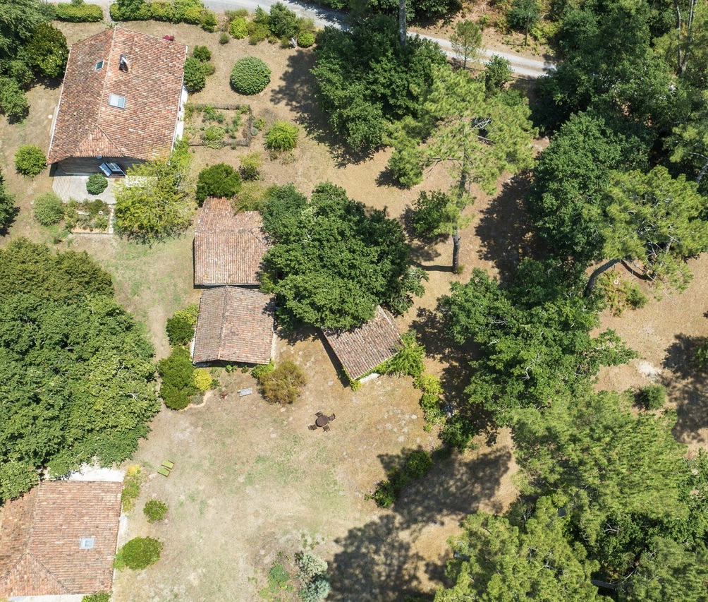 "Airial San Miguel" A Vendre Saint Michel Escalus - 12km plages &amp; 15km golf, superbe&nbsp; corps de ferme / propri&eacute;t&eacute;&nbsp; landaise de caract&egrave;re 11 pieces sur 8500 m2 de parc, comprenant ferme traditionnelle, bergerie, atelier d'artiste &amp; garage pour 3 voitures.&nbsp; Id&eacute;al pour activit&eacute; touristique d'h&eacute;bergement. Calme &amp; s&eacute;r&eacute;nit&eacute;... 884.000 &euro;.