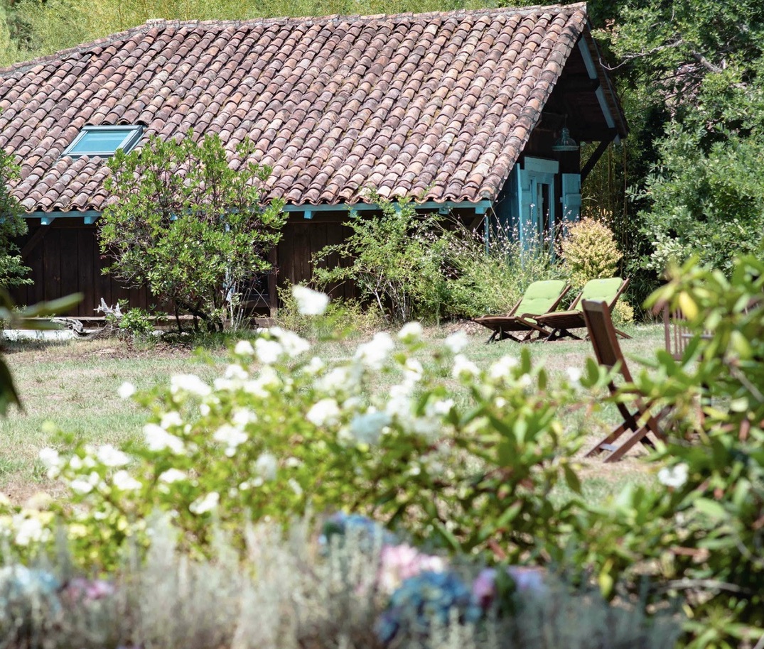 "Airial San Miguel" A Vendre Saint Michel Escalus - 12km plages &amp; 15km golf, superbe&nbsp; corps de ferme / propri&eacute;t&eacute;&nbsp; landaise de caract&egrave;re 11 pieces sur 8500 m2 de parc, comprenant ferme traditionnelle, bergerie, atelier d'artiste &amp; garage pour 3 voitures.&nbsp; Id&eacute;al pour activit&eacute; touristique d'h&eacute;bergement. Calme &amp; s&eacute;r&eacute;nit&eacute;... 884.000 &euro;.