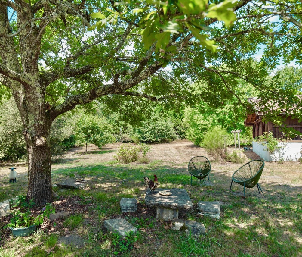 "Airial San Miguel" A Vendre Saint Michel Escalus - 12km plages &amp; 15km golf, superbe&nbsp; corps de ferme / propri&eacute;t&eacute;&nbsp; landaise de caract&egrave;re 11 pieces sur 8500 m2 de parc, comprenant ferme traditionnelle, bergerie, atelier d'artiste &amp; garage pour 3 voitures.&nbsp; Id&eacute;al pour activit&eacute; touristique d'h&eacute;bergement. Calme &amp; s&eacute;r&eacute;nit&eacute;... 884.000 &euro;.