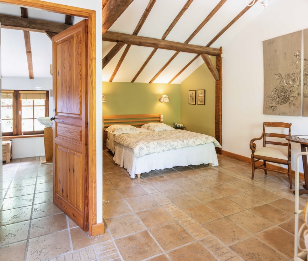 "Airial San Miguel" A Vendre Saint Michel Escalus - 12km plages &amp; 15km golf, superbe&nbsp; corps de ferme / propri&eacute;t&eacute;&nbsp; landaise de caract&egrave;re 11 pieces sur 8500 m2 de parc, comprenant ferme traditionnelle, bergerie, atelier d'artiste &amp; garage pour 3 voitures.&nbsp; Id&eacute;al pour activit&eacute; touristique d'h&eacute;bergement. Calme &amp; s&eacute;r&eacute;nit&eacute;... 884.000 &euro;.