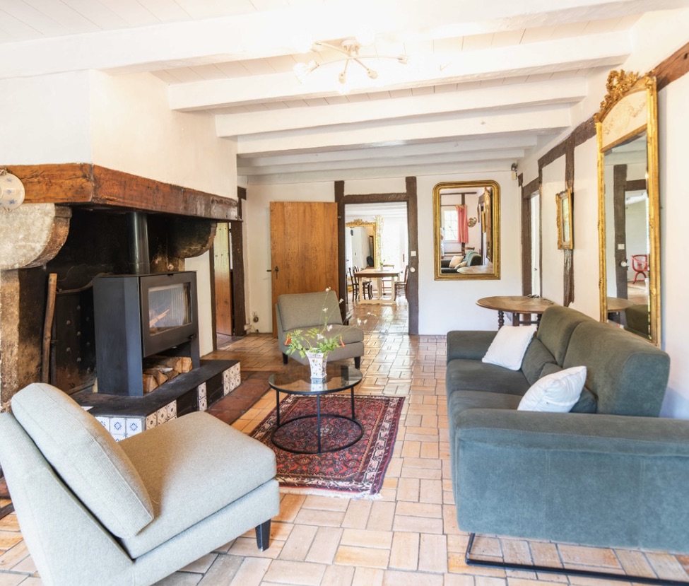 "Airial San Miguel" A Vendre Saint Michel Escalus - 12km plages &amp; 15km golf, superbe&nbsp; corps de ferme / propri&eacute;t&eacute;&nbsp; landaise de caract&egrave;re 11 pieces sur 8500 m2 de parc, comprenant ferme traditionnelle, bergerie, atelier d'artiste &amp; garage pour 3 voitures.&nbsp; Id&eacute;al pour activit&eacute; touristique d'h&eacute;bergement. Calme &amp; s&eacute;r&eacute;nit&eacute;... 884.000 &euro;.