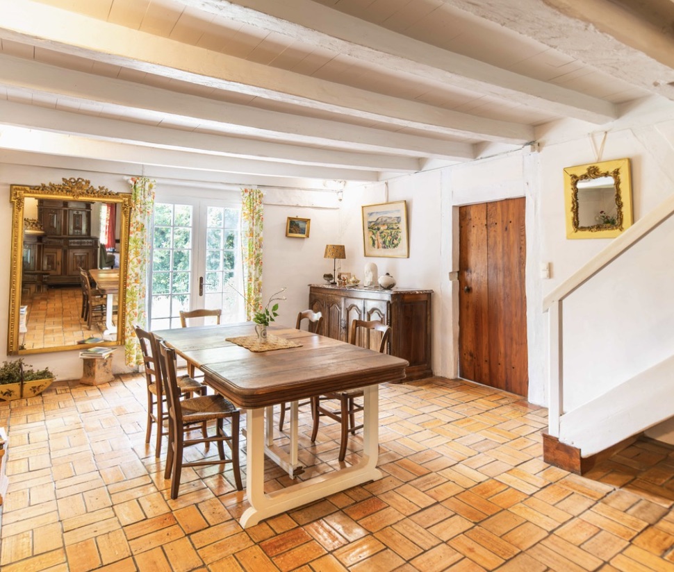 "Airial San Miguel" A Vendre Saint Michel Escalus - 12km plages &amp; 15km golf, superbe&nbsp; corps de ferme / propri&eacute;t&eacute;&nbsp; landaise de caract&egrave;re 11 pieces sur 8500 m2 de parc, comprenant ferme traditionnelle, bergerie, atelier d'artiste &amp; garage pour 3 voitures.&nbsp; Id&eacute;al pour activit&eacute; touristique d'h&eacute;bergement. Calme &amp; s&eacute;r&eacute;nit&eacute;... 884.000 &euro;.