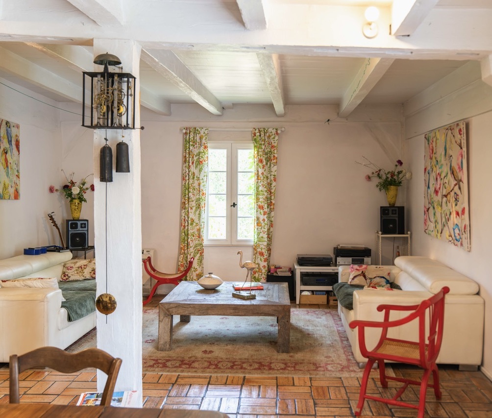 "Airial San Miguel" A Vendre Saint Michel Escalus - 12km plages &amp; 15km golf, superbe&nbsp; corps de ferme / propri&eacute;t&eacute;&nbsp; landaise de caract&egrave;re 11 pieces sur 8500 m2 de parc, comprenant ferme traditionnelle, bergerie, atelier d'artiste &amp; garage pour 3 voitures.&nbsp; Id&eacute;al pour activit&eacute; touristique d'h&eacute;bergement. Calme &amp; s&eacute;r&eacute;nit&eacute;... 884.000 &euro;.