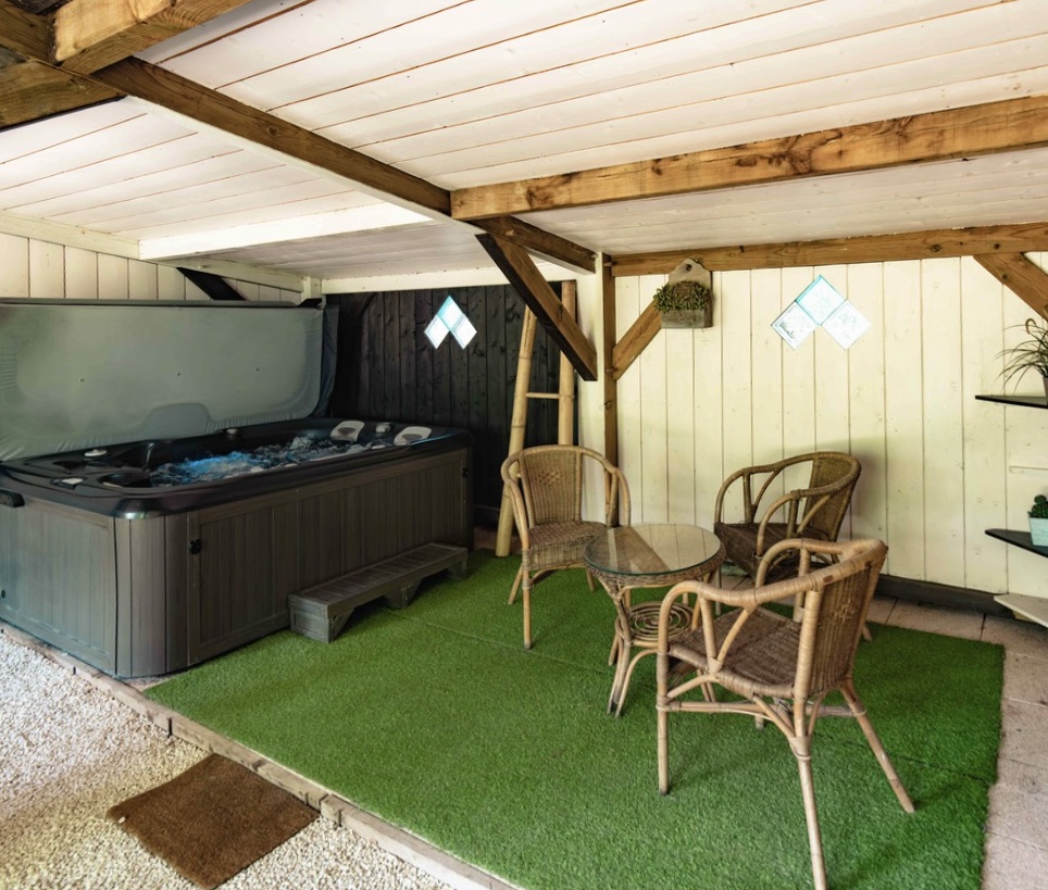 "Airial San Miguel" A Vendre Saint Michel Escalus - 12km plages &amp; 15km golf, superbe&nbsp; corps de ferme / propri&eacute;t&eacute;&nbsp; landaise de caract&egrave;re 11 pieces sur 8500 m2 de parc, comprenant ferme traditionnelle, bergerie, atelier d'artiste &amp; garage pour 3 voitures.&nbsp; Id&eacute;al pour activit&eacute; touristique d'h&eacute;bergement. Calme &amp; s&eacute;r&eacute;nit&eacute;... 884.000 &euro;.