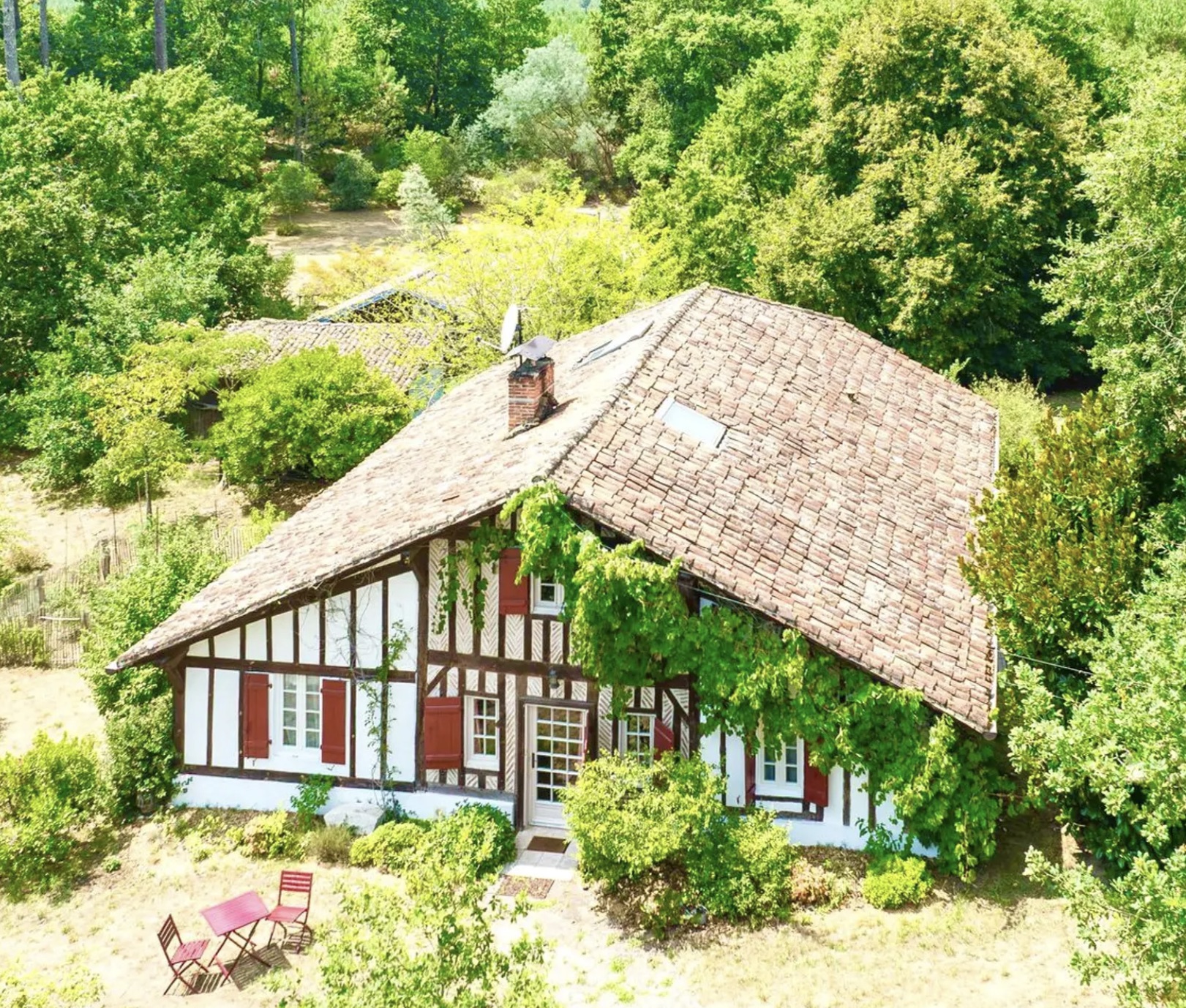 "Airial San Miguel" A Vendre Mandat Exclusif, Saint Michel d'Escalus - 12km plages &amp; 15km golf, superbe&nbsp; corps de ferme / propri&eacute;t&eacute;&nbsp; landaise de caract&egrave;re 11 pieces sur 8500 m2 de parc, comprenant ferme traditionnelle, bergerie, atelier d'artiste &amp; garage pour 3 voitures.&nbsp; Id&eacute;al pour activit&eacute; touristique d'h&eacute;bergement. Calme &amp; s&eacute;r&eacute;nit&eacute;... 950.000 &euro;.