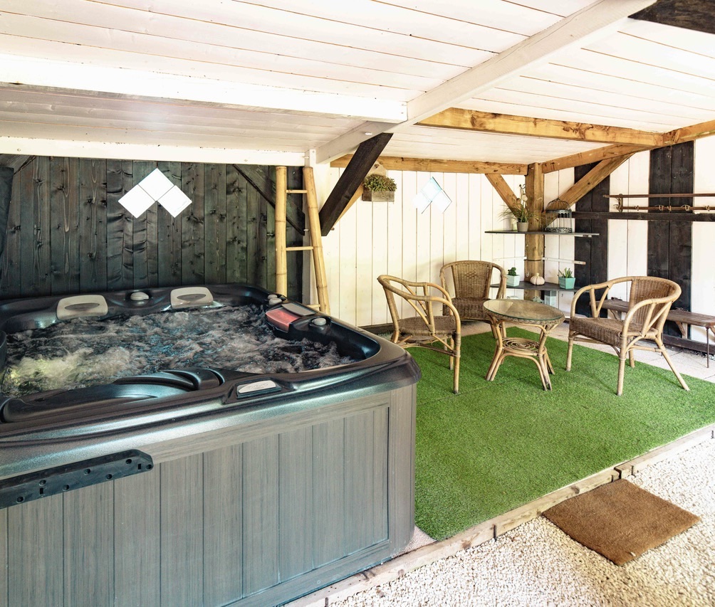 "Airial San Miguel" A Vendre Saint Michel Escalus - 12km plages &amp; 15km golf, superbe&nbsp; corps de ferme / propri&eacute;t&eacute;&nbsp; landaise de caract&egrave;re 11 pieces sur 8500 m2 de parc, comprenant ferme traditionnelle, bergerie, atelier d'artiste &amp; garage pour 3 voitures.&nbsp; Id&eacute;al pour activit&eacute; touristique d'h&eacute;bergement. Calme &amp; s&eacute;r&eacute;nit&eacute;... 884.000 &euro;.