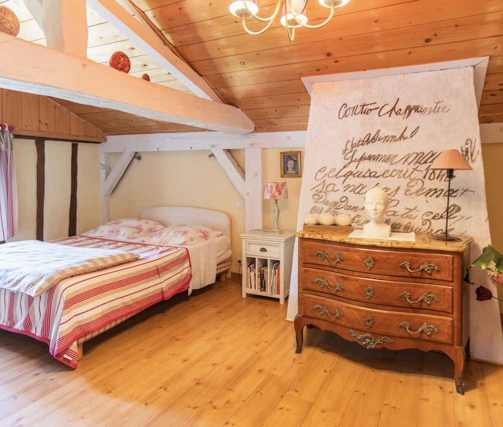 "Airial San Miguel" A Vendre Saint Michel Escalus - 12km plages &amp; 15km golf, superbe&nbsp; corps de ferme / propri&eacute;t&eacute;&nbsp; landaise de caract&egrave;re 11 pieces sur 8500 m2 de parc, comprenant ferme traditionnelle, bergerie, atelier d'artiste &amp; garage pour 3 voitures.&nbsp; Id&eacute;al pour activit&eacute; touristique d'h&eacute;bergement. Calme &amp; s&eacute;r&eacute;nit&eacute;... 884.000 &euro;.