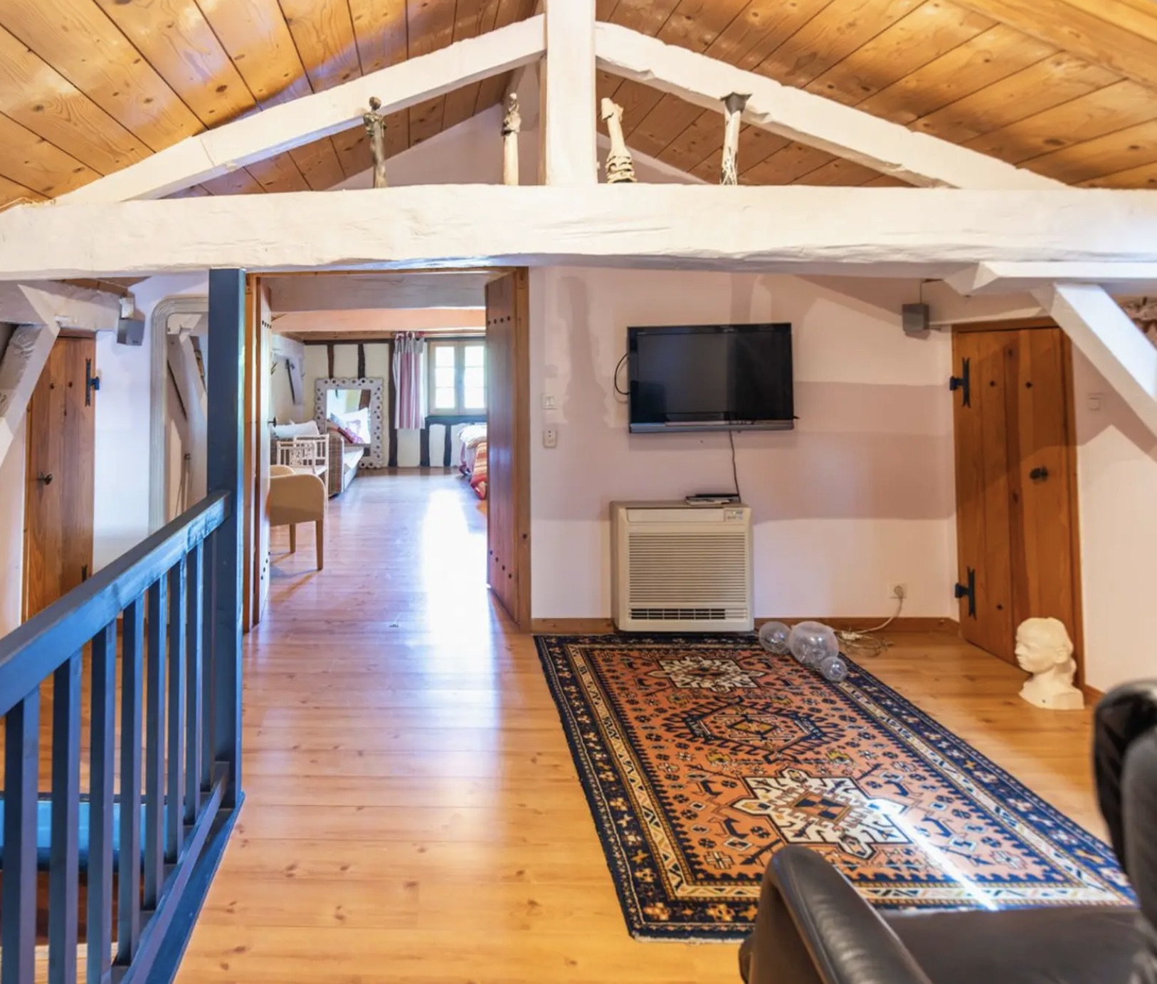 "Airial San Miguel" A Vendre Saint Michel Escalus - 12km plages &amp; 15km golf, superbe&nbsp; corps de ferme / propri&eacute;t&eacute;&nbsp; landaise de caract&egrave;re 11 pieces sur 8500 m2 de parc, comprenant ferme traditionnelle, bergerie, atelier d'artiste &amp; garage pour 3 voitures.&nbsp; Id&eacute;al pour activit&eacute; touristique d'h&eacute;bergement. Calme &amp; s&eacute;r&eacute;nit&eacute;... 884.000 &euro;.
