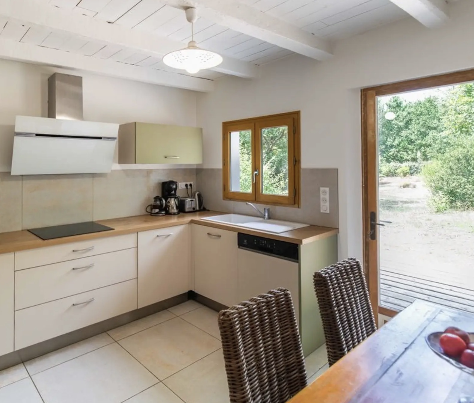 "Airial San Miguel" A Vendre Saint Michel Escalus - 12km plages &amp; 15km golf, superbe&nbsp; corps de ferme / propri&eacute;t&eacute;&nbsp; landaise de caract&egrave;re 11 pieces sur 8500 m2 de parc, comprenant ferme traditionnelle, bergerie, atelier d'artiste &amp; garage pour 3 voitures.&nbsp; Id&eacute;al pour activit&eacute; touristique d'h&eacute;bergement. Calme &amp; s&eacute;r&eacute;nit&eacute;... 884.000 &euro;.