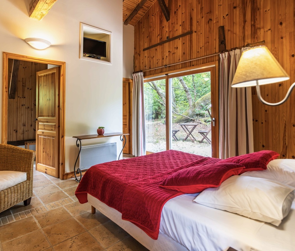 "Airial San Miguel" A Vendre Saint Michel Escalus - 12km plages &amp; 15km golf, superbe&nbsp; corps de ferme / propri&eacute;t&eacute;&nbsp; landaise de caract&egrave;re 11 pieces sur 8500 m2 de parc, comprenant ferme traditionnelle, bergerie, atelier d'artiste &amp; garage pour 3 voitures.&nbsp; Id&eacute;al pour activit&eacute; touristique d'h&eacute;bergement. Calme &amp; s&eacute;r&eacute;nit&eacute;... 884.000 &euro;.