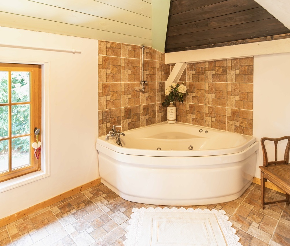 "Airial San Miguel" A Vendre Saint Michel Escalus - 12km plages &amp; 15km golf, superbe&nbsp; corps de ferme / propri&eacute;t&eacute;&nbsp; landaise de caract&egrave;re 11 pieces sur 8500 m2 de parc, comprenant ferme traditionnelle, bergerie, atelier d'artiste &amp; garage pour 3 voitures.&nbsp; Id&eacute;al pour activit&eacute; touristique d'h&eacute;bergement. Calme &amp; s&eacute;r&eacute;nit&eacute;... 884.000 &euro;.
