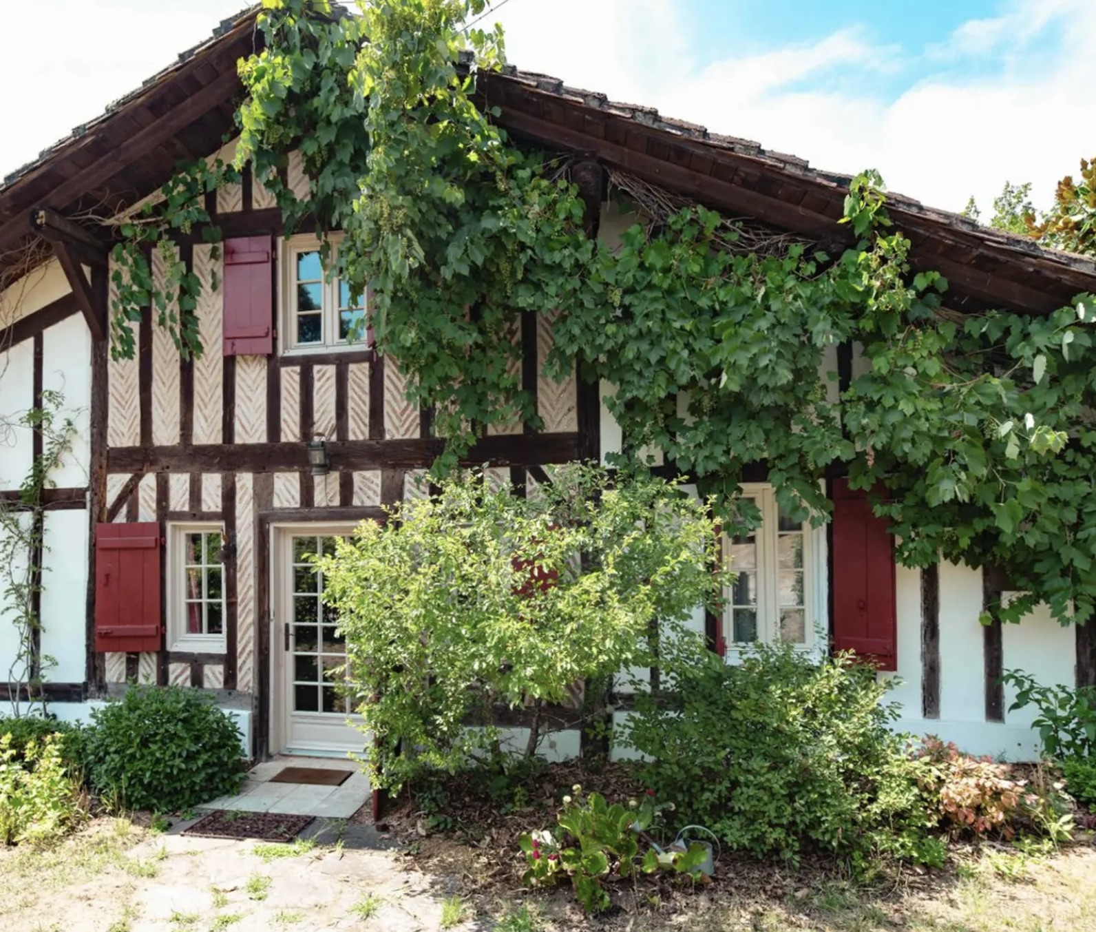 "Airial San Miguel" A Vendre Saint Michel Escalus - 12km plages &amp; 15km golf, superbe&nbsp; corps de ferme / propri&eacute;t&eacute;&nbsp; landaise de caract&egrave;re 11 pieces sur 8500 m2 de parc, comprenant ferme traditionnelle, bergerie, atelier d'artiste &amp; garage pour 3 voitures.&nbsp; Id&eacute;al pour activit&eacute; touristique d'h&eacute;bergement. Calme &amp; s&eacute;r&eacute;nit&eacute;... 884.000 &euro;.