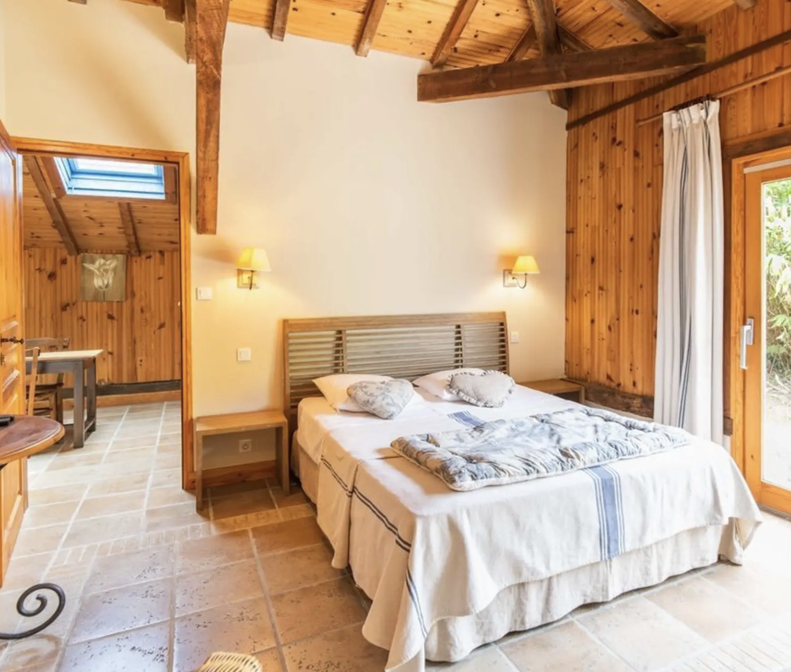 "Airial San Miguel" A Vendre Saint Michel Escalus - 12km plages &amp; 15km golf, superbe&nbsp; corps de ferme / propri&eacute;t&eacute;&nbsp; landaise de caract&egrave;re 11 pieces sur 8500 m2 de parc, comprenant ferme traditionnelle, bergerie, atelier d'artiste &amp; garage pour 3 voitures.&nbsp; Id&eacute;al pour activit&eacute; touristique d'h&eacute;bergement. Calme &amp; s&eacute;r&eacute;nit&eacute;... 884.000 &euro;.