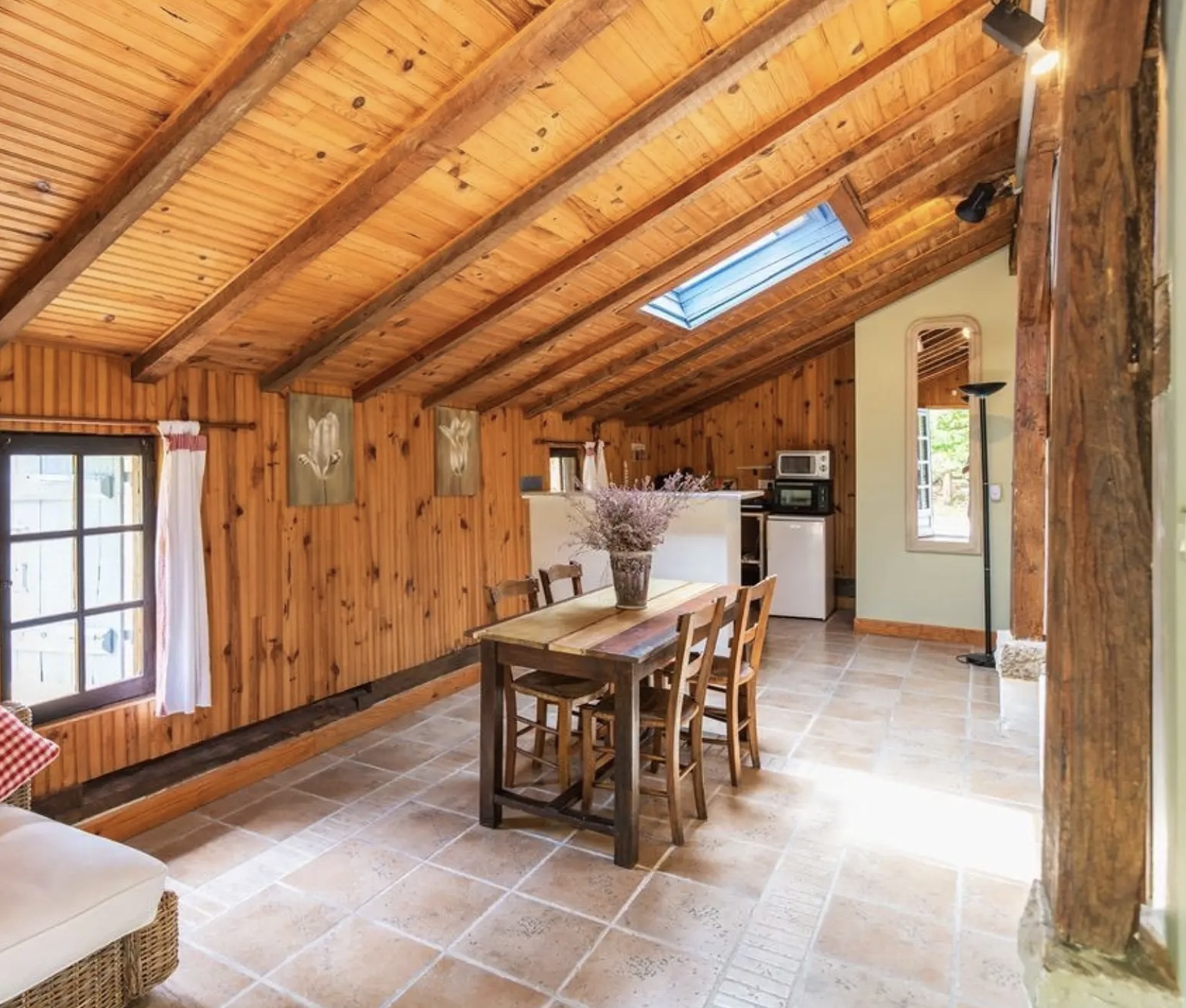 "Airial San Miguel" A Vendre Saint Michel Escalus - 12km plages &amp; 15km golf, superbe&nbsp; corps de ferme / propri&eacute;t&eacute;&nbsp; landaise de caract&egrave;re 11 pieces sur 8500 m2 de parc, comprenant ferme traditionnelle, bergerie, atelier d'artiste &amp; garage pour 3 voitures.&nbsp; Id&eacute;al pour activit&eacute; touristique d'h&eacute;bergement. Calme &amp; s&eacute;r&eacute;nit&eacute;... 884.000 &euro;.