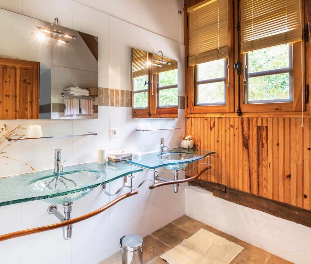 "Airial San Miguel" A Vendre Saint Michel Escalus - 12km plages &amp; 15km golf, superbe&nbsp; corps de ferme / propri&eacute;t&eacute;&nbsp; landaise de caract&egrave;re 11 pieces sur 8500 m2 de parc, comprenant ferme traditionnelle, bergerie, atelier d'artiste &amp; garage pour 3 voitures.&nbsp; Id&eacute;al pour activit&eacute; touristique d'h&eacute;bergement. Calme &amp; s&eacute;r&eacute;nit&eacute;... 884.000 &euro;.