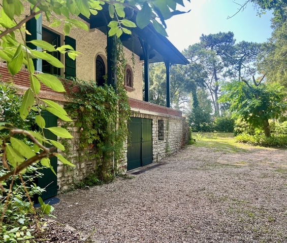 &nbsp;"Pasatiempo Golf Mansion" A Vendre Hossegor Centre - Av. du Golf, en bordure du fairway, charmante demeure de style m&eacute;ridional 3 ch. + studio, 3 bains, vue d&eacute;gag&eacute;e sur 2500 m2 de parc... 2.900.000&euro;