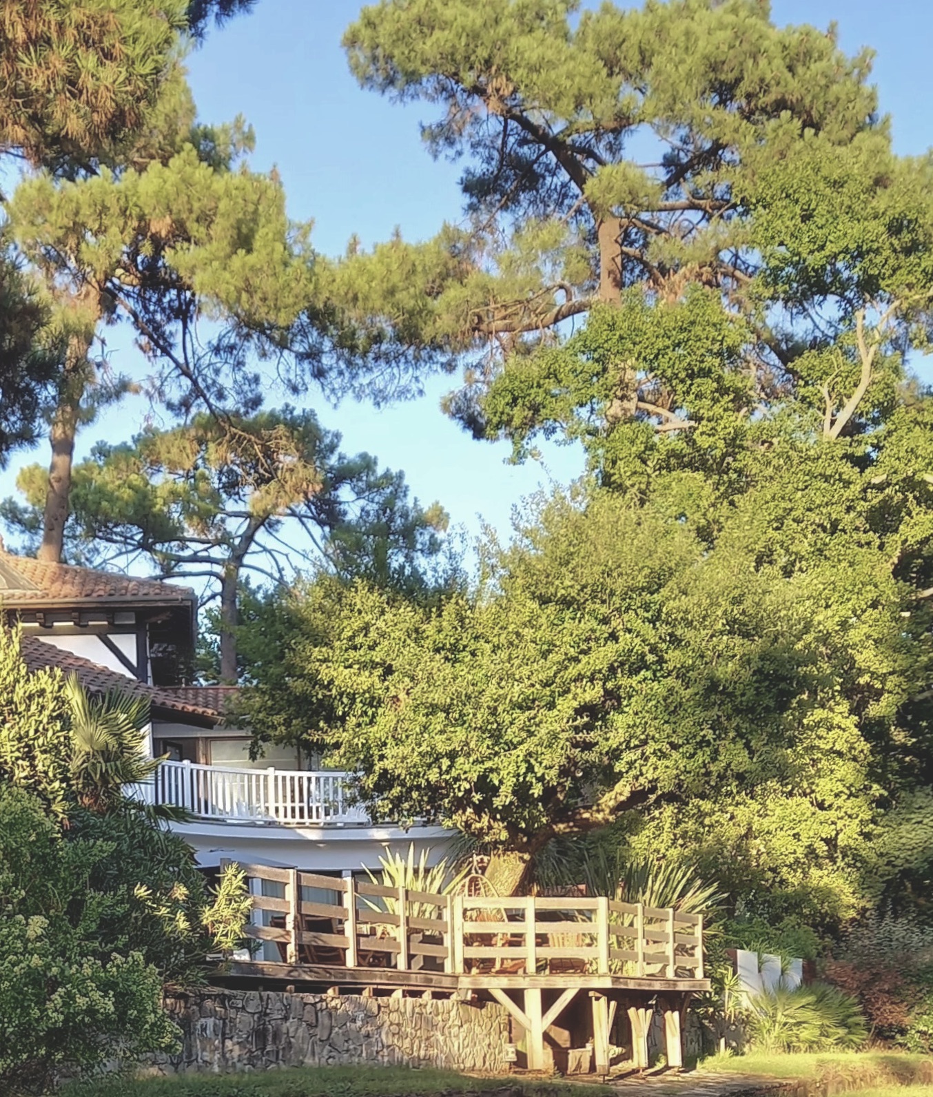 "River Ridge Golf Mansion" A Vendre Hossegor Golf / Vues Uniques, superbe villa landaise hossegorienne de 240m2 comprenant 5 ch / 4 bains, garage &amp; annexes, sise sur jardin paysager avec decks... 3.045.000 &euro;