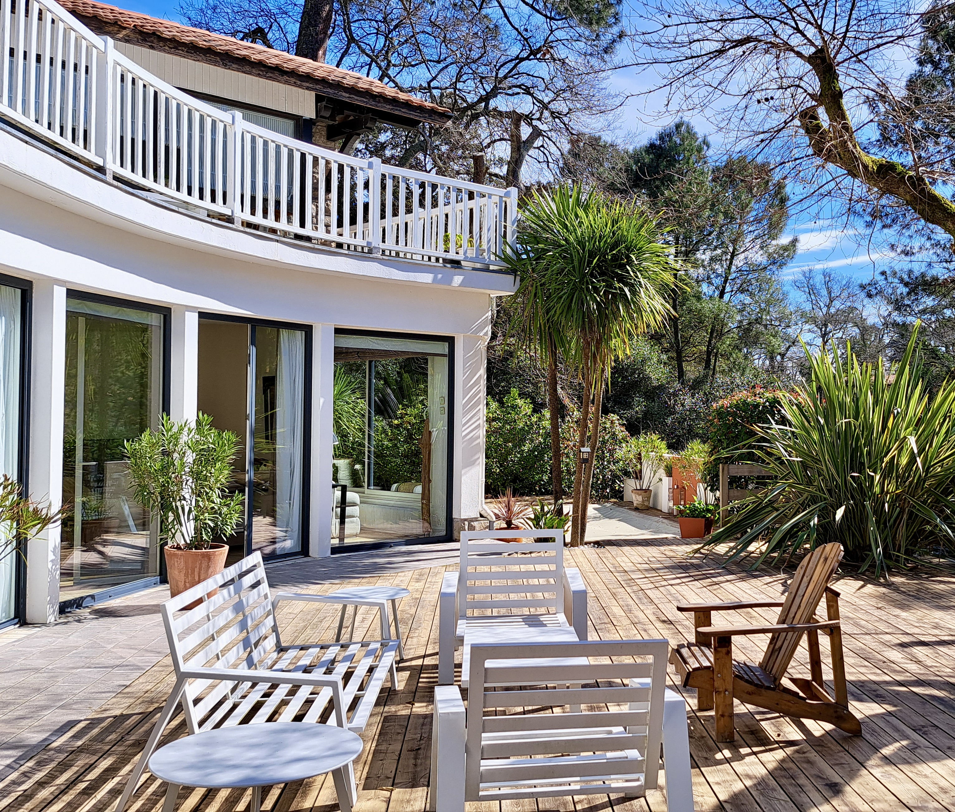 "River Ridge Golf Mansion" A Vendre Hossegor Golf / Vues Uniques, superbe villa landaise hossegorienne de 240m2 comprenant 5 ch / 4 bains, garage &amp; annexes, sise sur jardin paysager avec decks... 3.045.000 &euro;