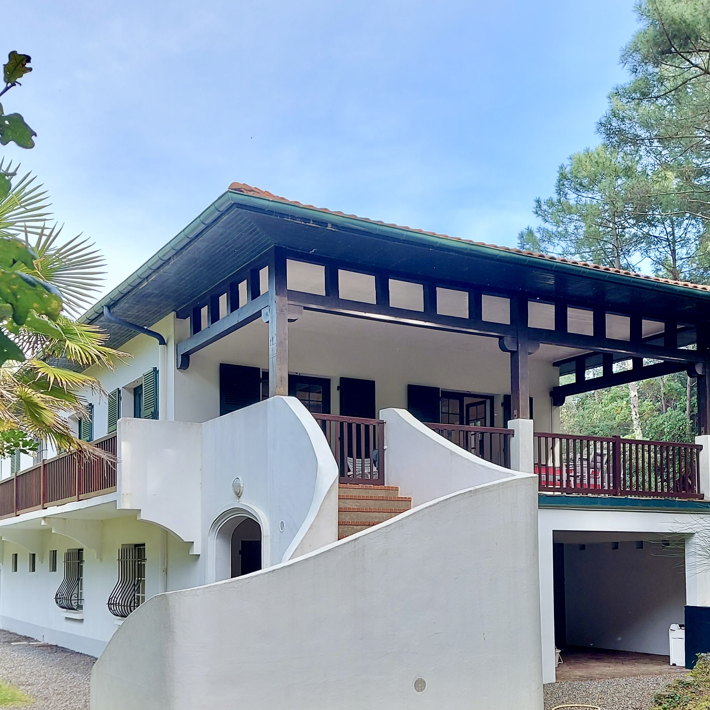 &ldquo;West Riviera Beach Estate&rdquo; A Vendre Hossegor Entre Lac &amp; Mer, calme absolu, superbe villa 7 ch. / 3 bains sur deux niveaux, parc paysager de 3000m2 env.&hellip; 2.990.000&euro;.&nbsp;