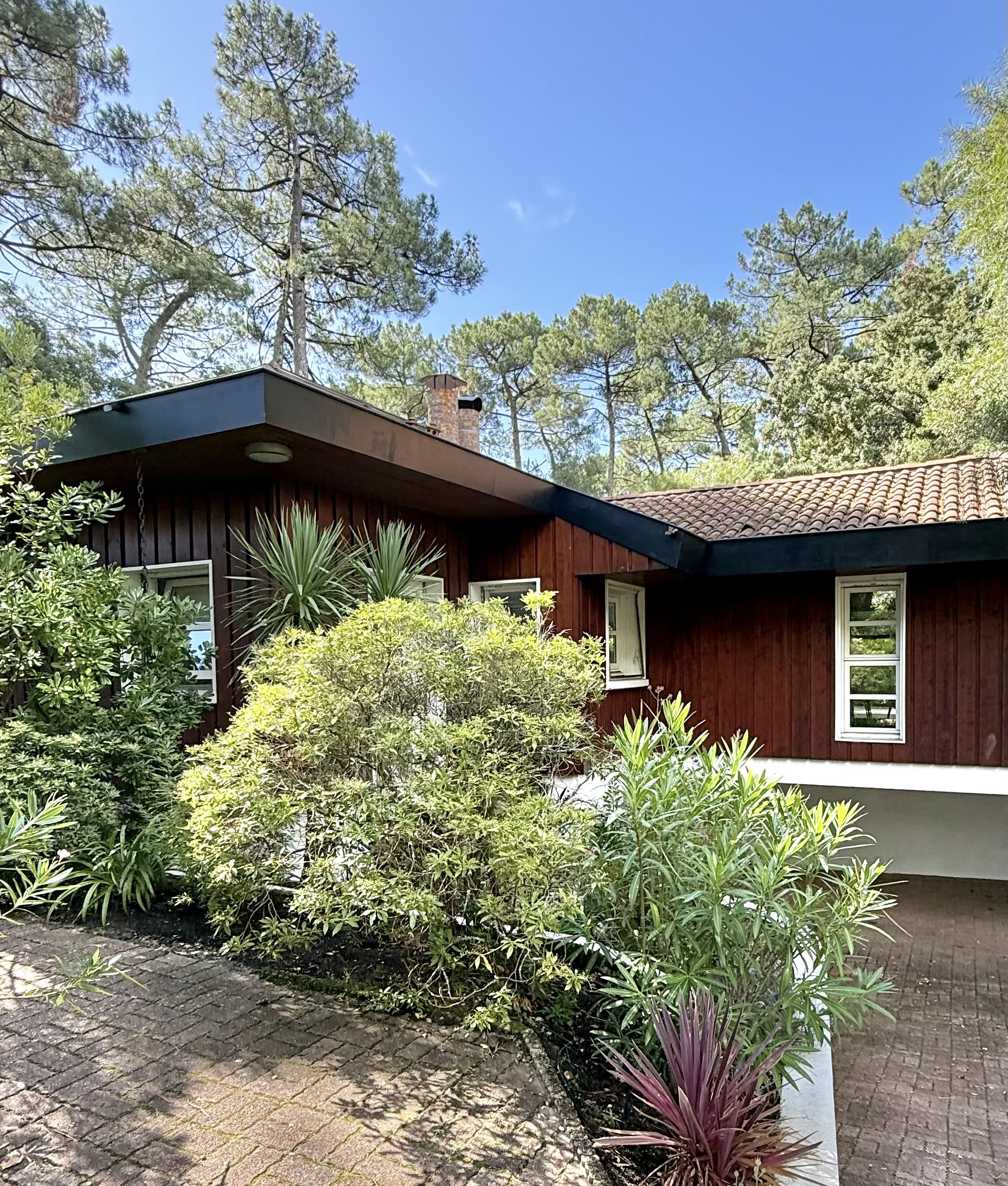 &ldquo;Carmel by the Sea Modern Estate&rdquo; A Vendre Hossegor, quartier calme et r&eacute;sidentiel &agrave; seulement 1km du centre-ville / golf &amp; lac, &eacute;l&eacute;gante villa de plain-pied 4 ch. / 3 bains, contemporaine &amp; atemporelle, qui ne laissera personne indiff&eacute;rent&hellip; 1.750.000 &euro;