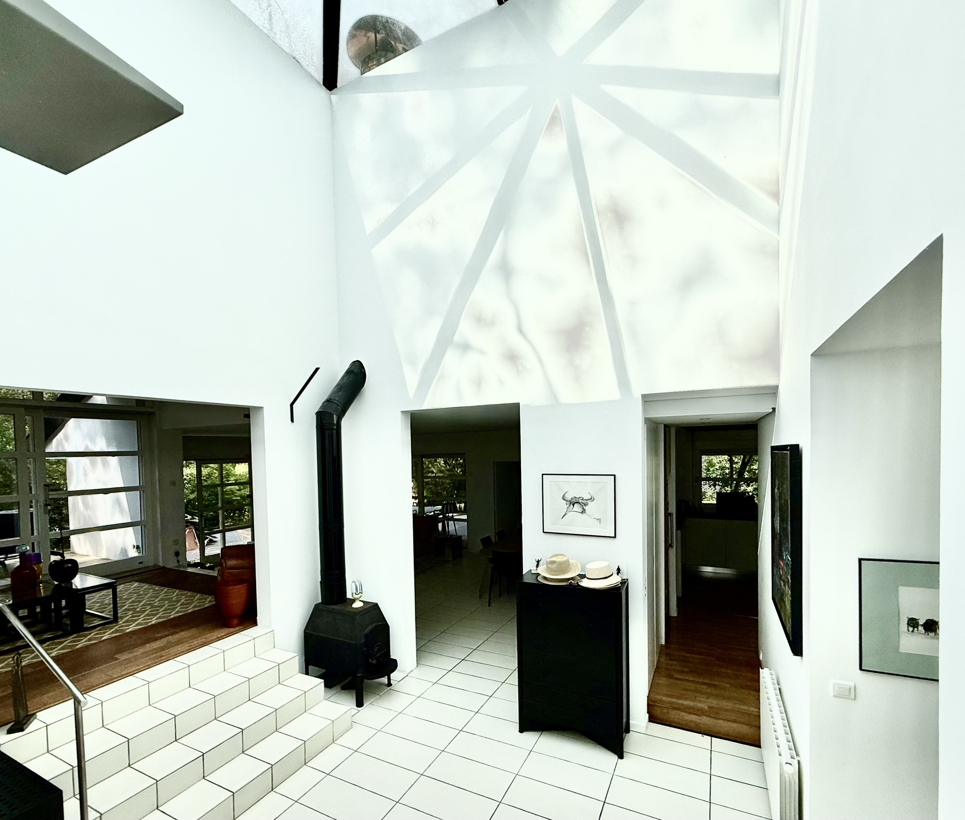 &ldquo;Carmel by the Sea Modern Estate&rdquo; A Vendre Hossegor, quartier calme et r&eacute;sidentiel &agrave; seulement 1km du centre-ville / golf &amp; lac, &eacute;l&eacute;gante villa de plain-pied 4 ch. / 3 bains, contemporaine &amp; atemporelle, qui ne laissera personne indiff&eacute;rent&hellip; 1.750.000 &euro;