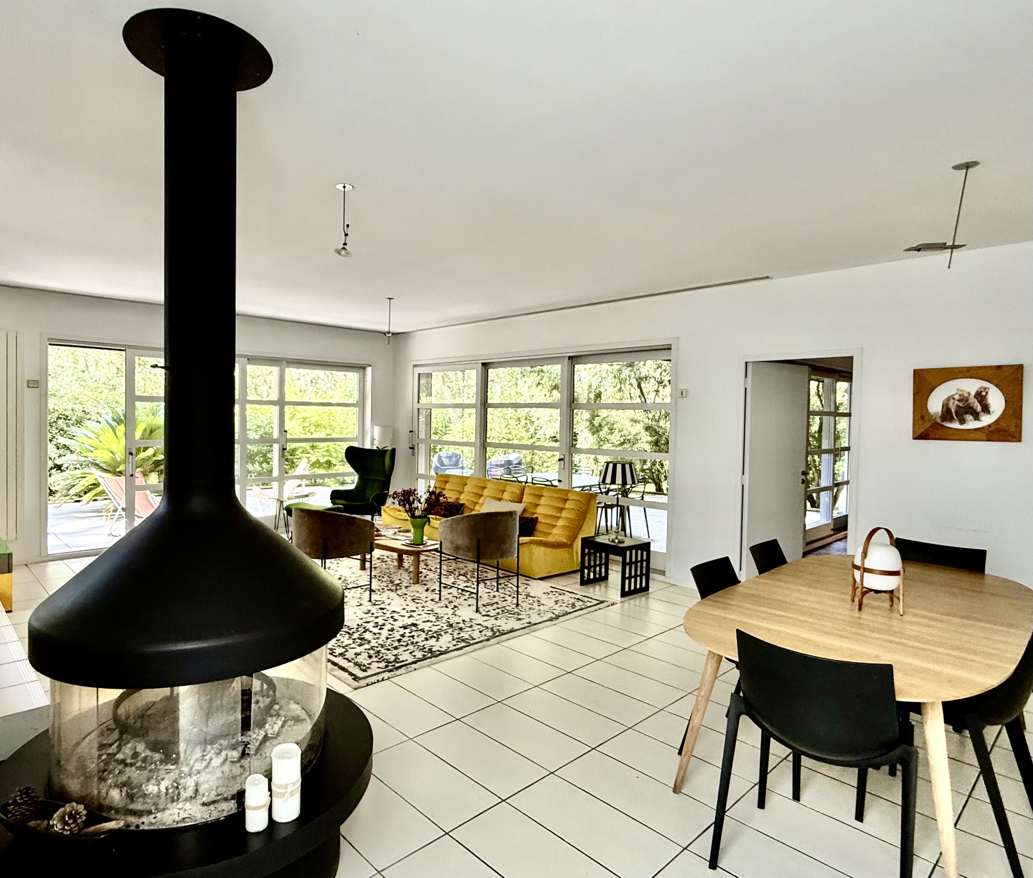 &ldquo;Carmel by the Sea Modern Estate&rdquo; A Vendre Hossegor, quartier calme et r&eacute;sidentiel &agrave; seulement 1km du centre-ville / golf &amp; lac, &eacute;l&eacute;gante villa de plain-pied 4 ch. / 3 bains, contemporaine &amp; atemporelle, qui ne laissera personne indiff&eacute;rent&hellip; 1.750.000 &euro;