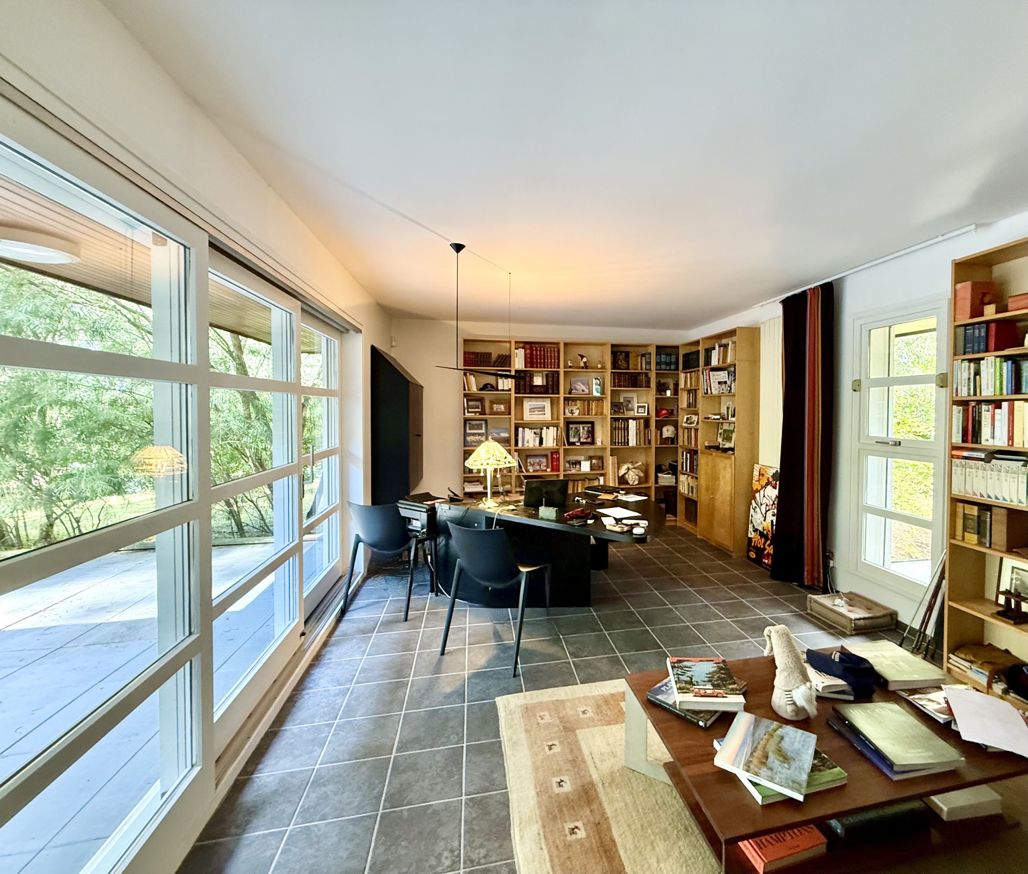 &ldquo;Carmel by the Sea Modern Estate&rdquo; A Vendre Hossegor, quartier calme et r&eacute;sidentiel &agrave; seulement 1km du centre-ville / golf &amp; lac, &eacute;l&eacute;gante villa de plain-pied 4 ch. / 3 bains, contemporaine &amp; atemporelle, qui ne laissera personne indiff&eacute;rent&hellip; 1.750.000 &euro;